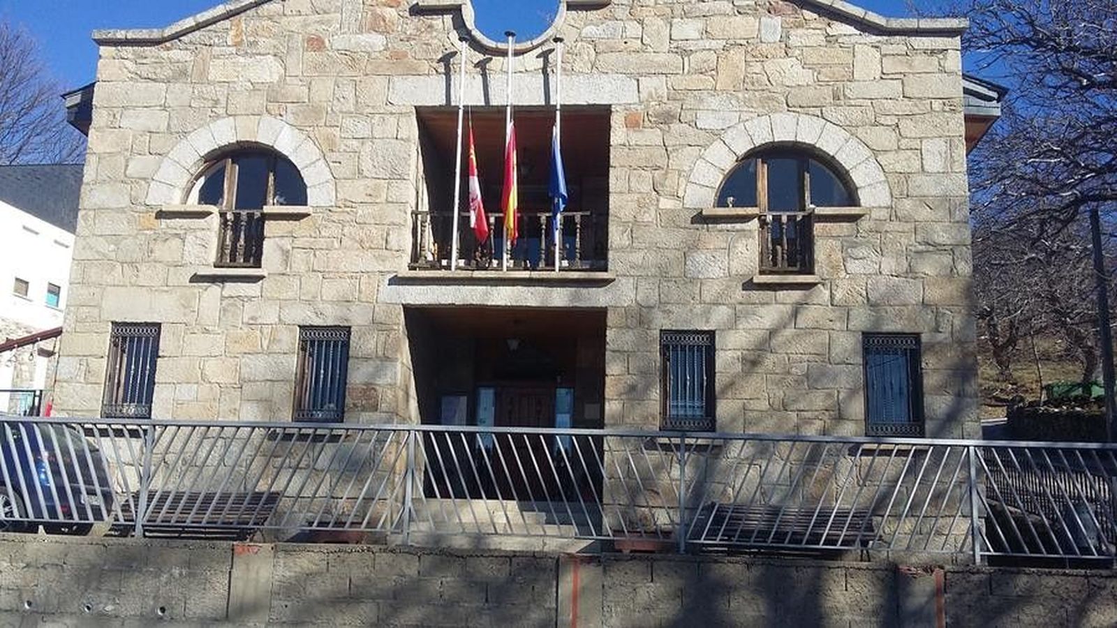 Ayuntamiento Lubian Banderas MediaAsta