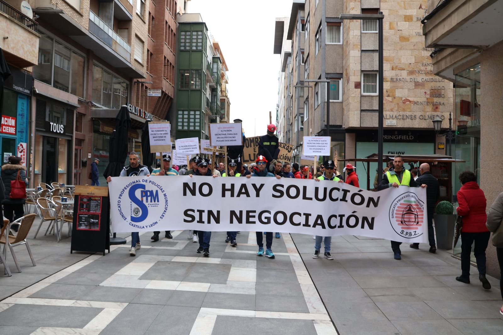 Manifestación de los bomberos y la Policía Municipal Fotos: María Lorenzo