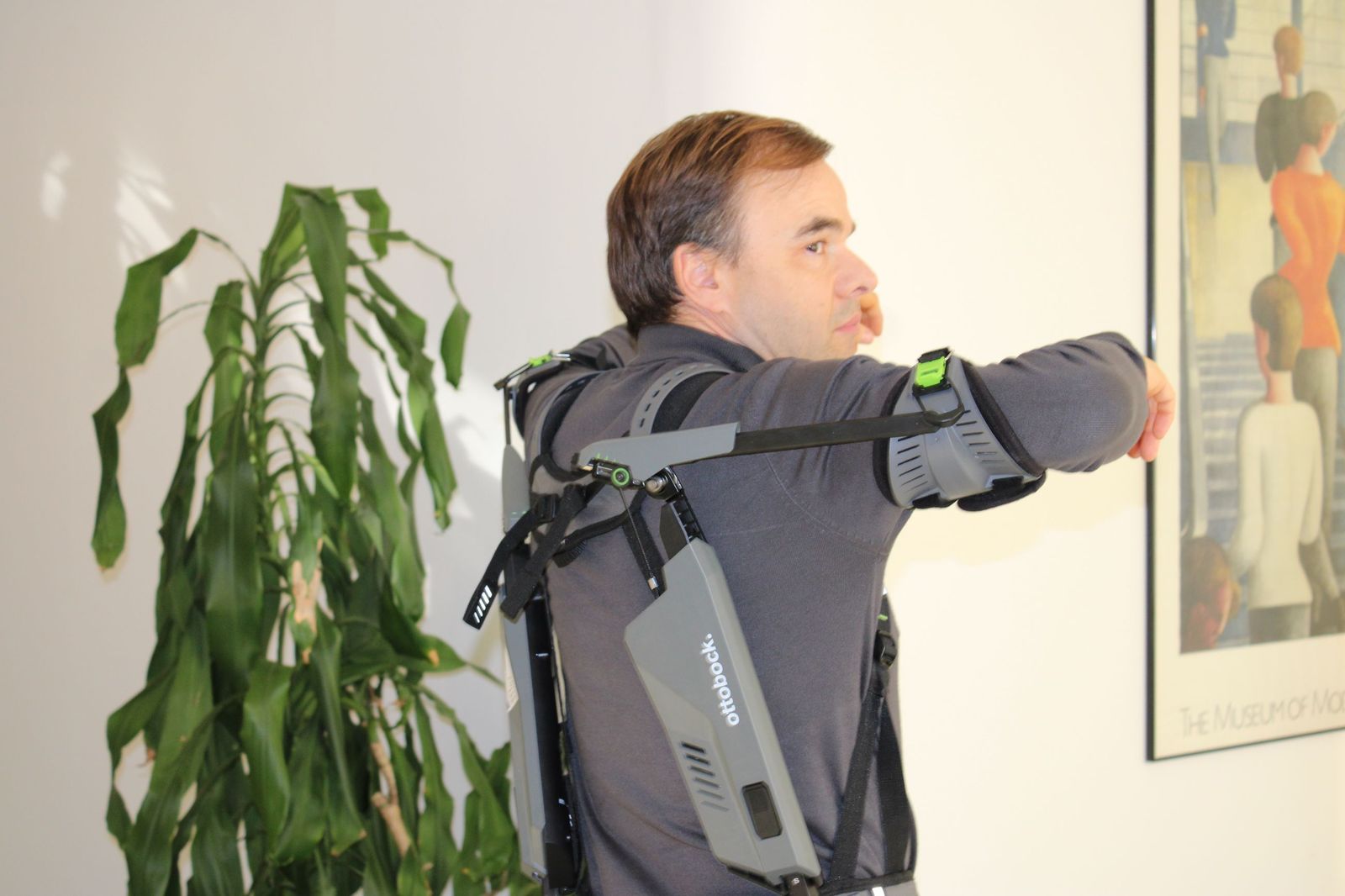 Demostración del funcionamiento de exoesqueletos industriales