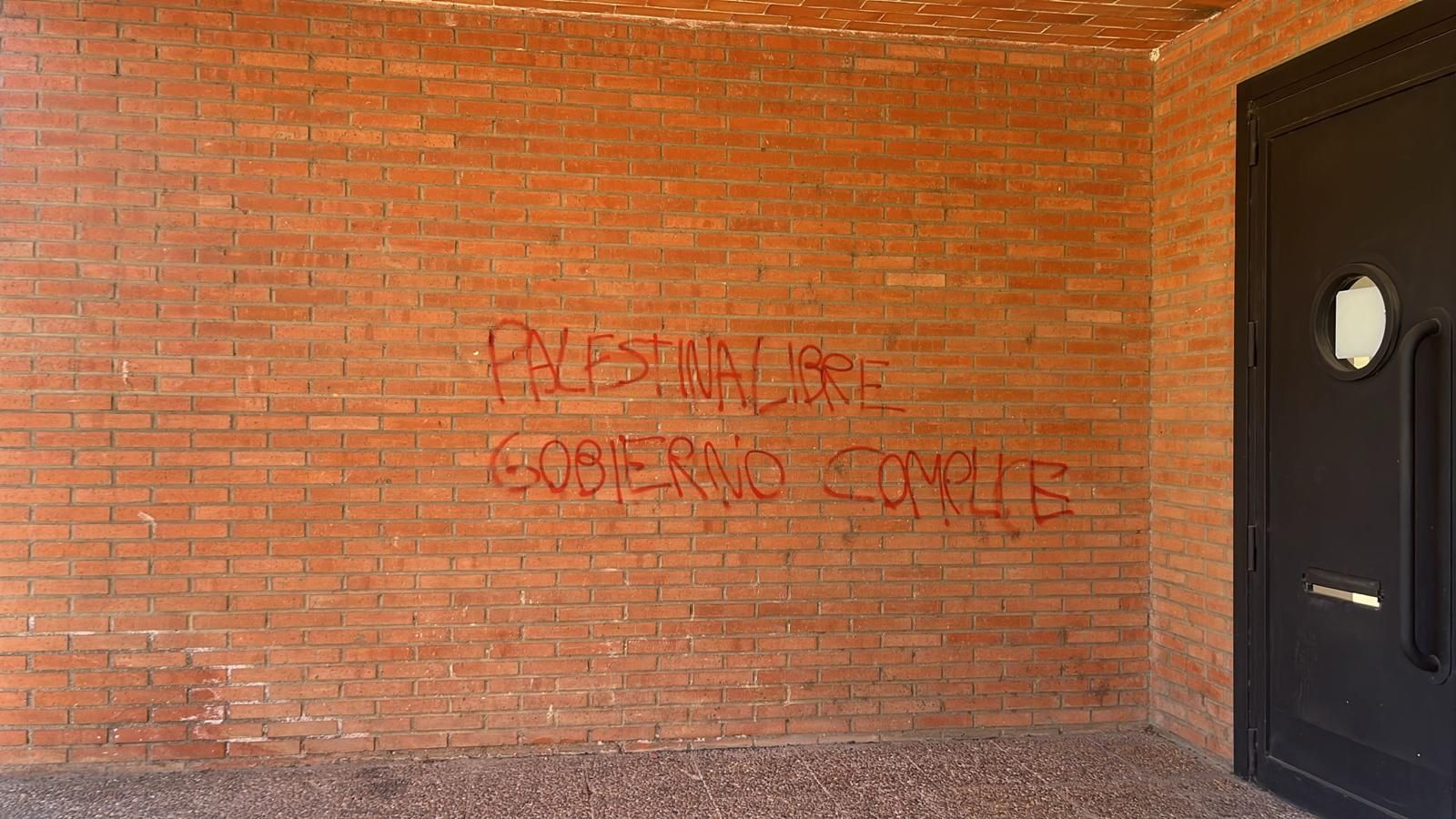 Realizan varias pintadas y ponen silicona en edificos públicos en protesta por Gaza (4).jpeg