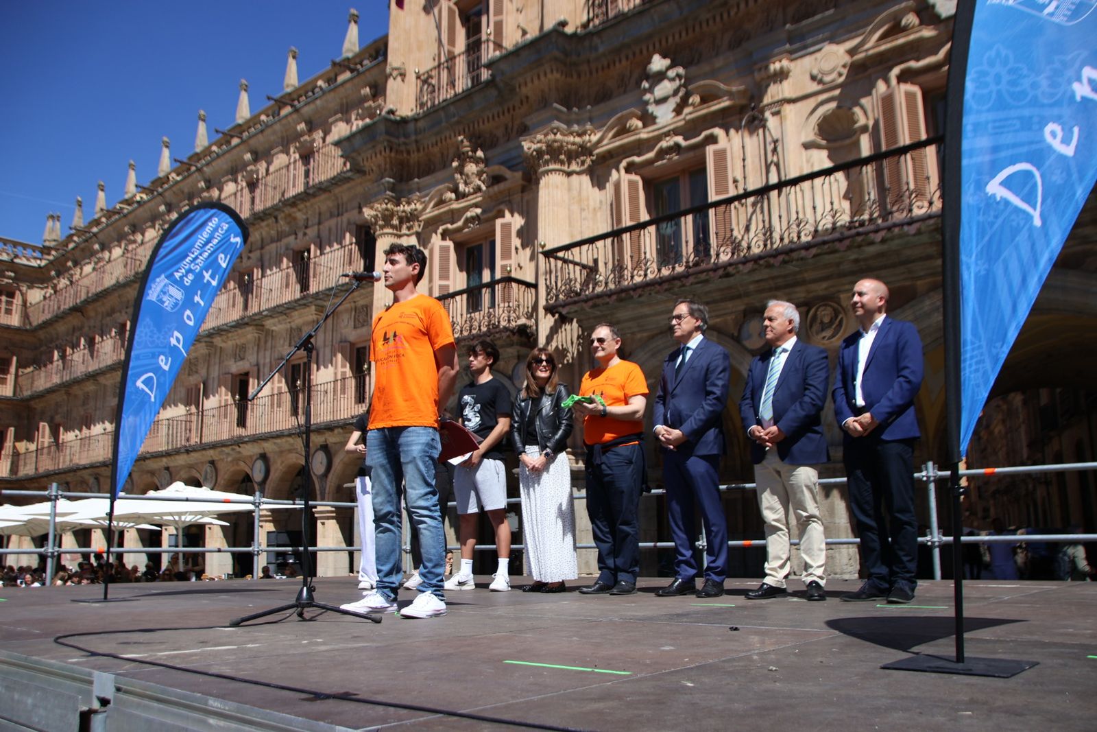 El alcalde de Salamanca, Carlos García Carbayo, participa en el Día de la Educación Física en la calle