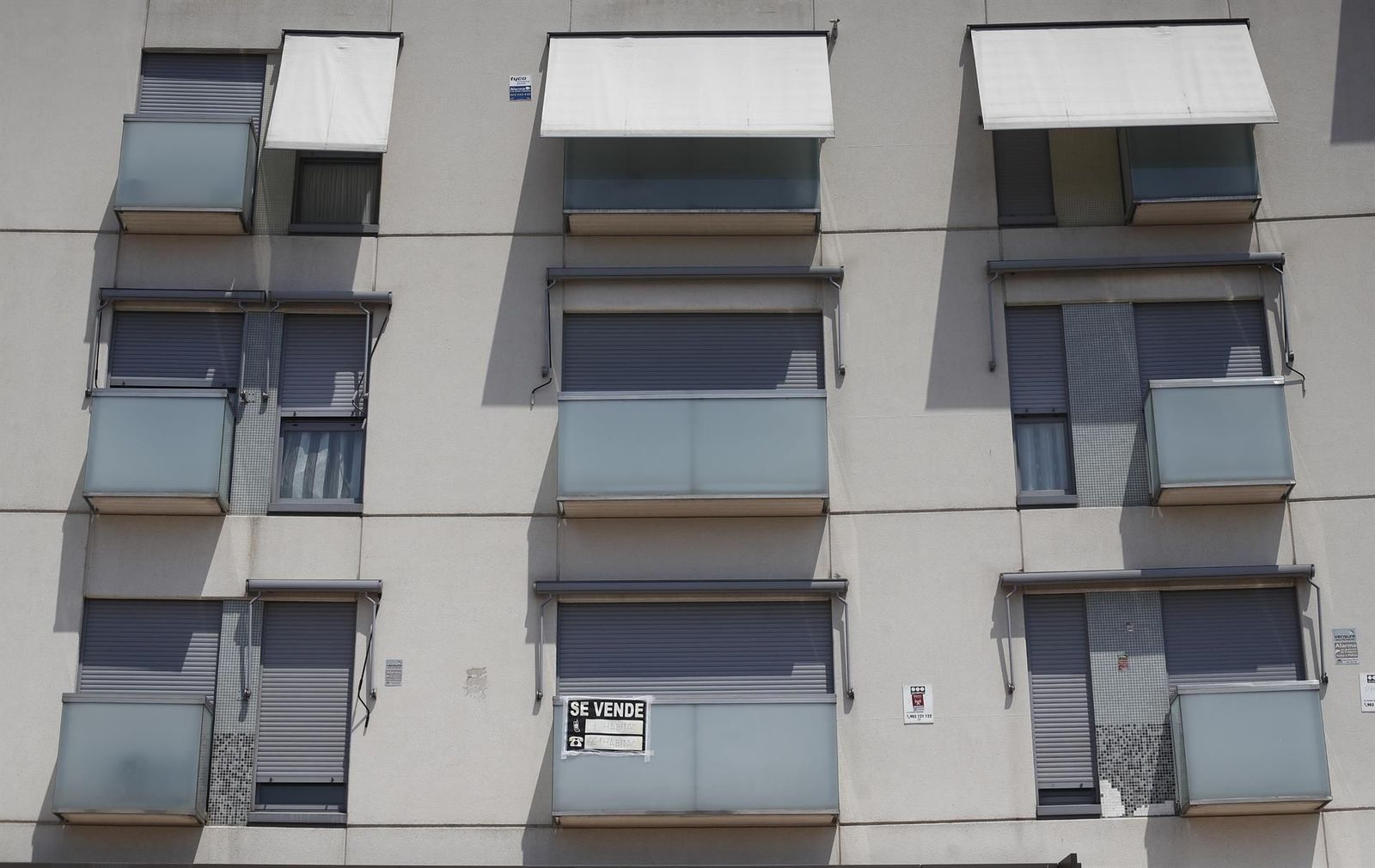 Cartel de "se vende" en un edificio. | FOTO: EUROPA PRESS