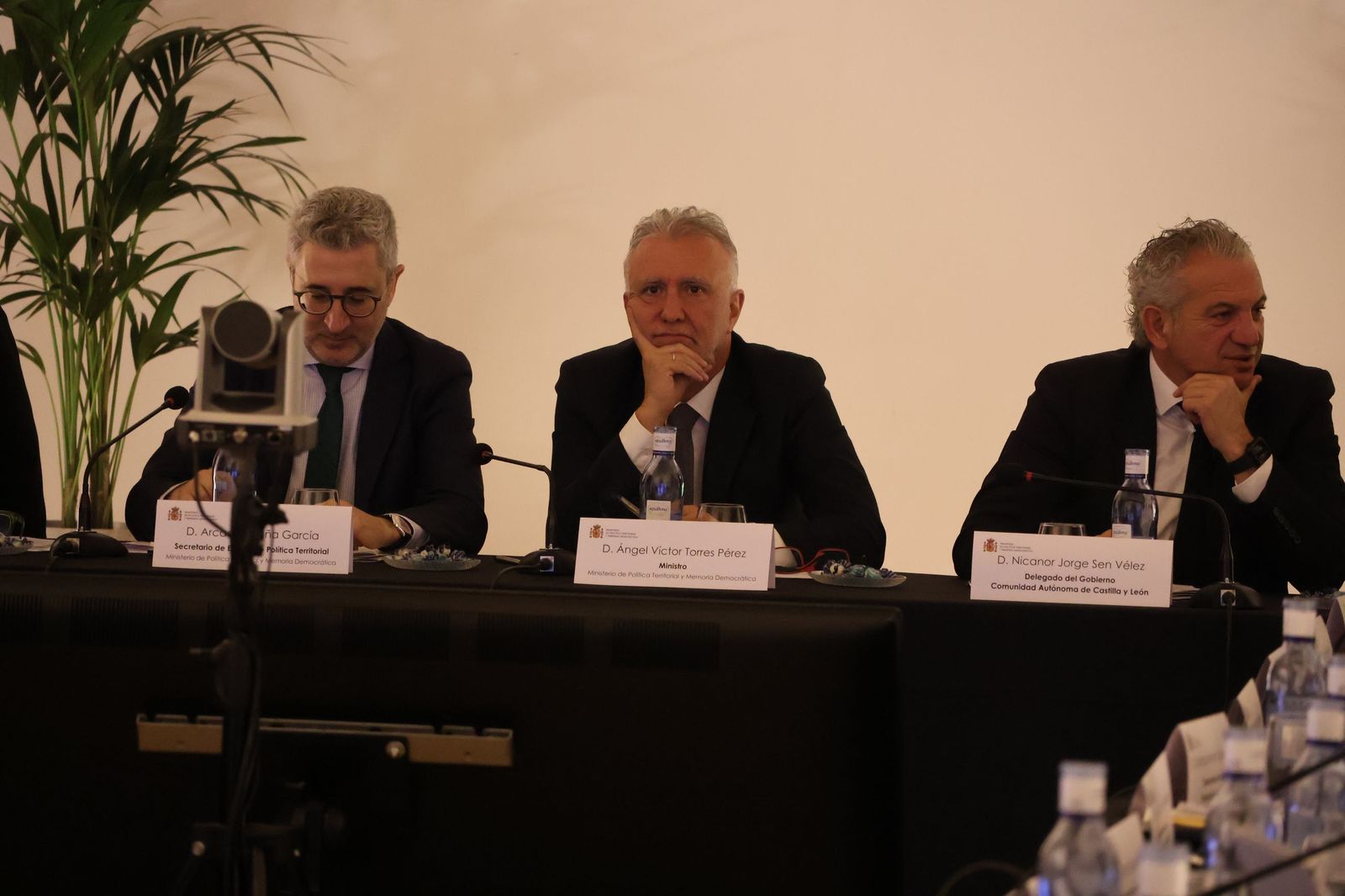 El ministro Ángel Víctor Torres en el centro de la imagen durante la reunión del CICAPE