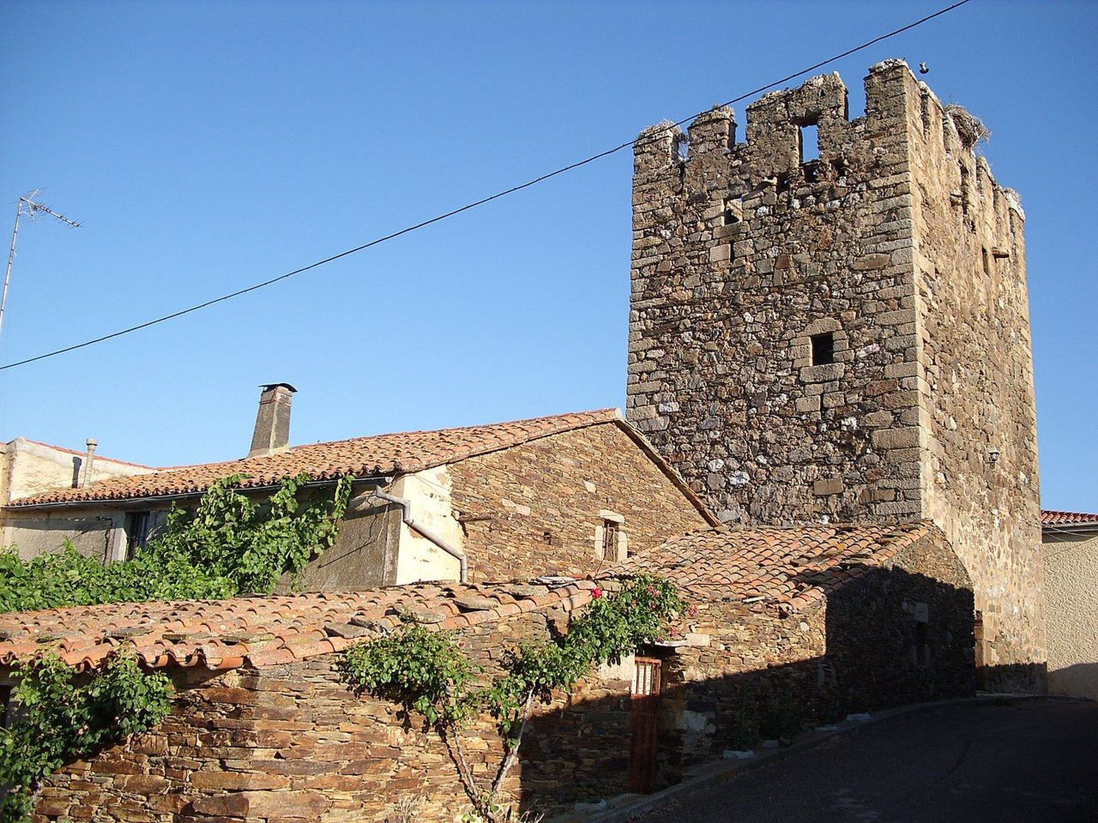 1280px Castillo de Villares de Yeltes