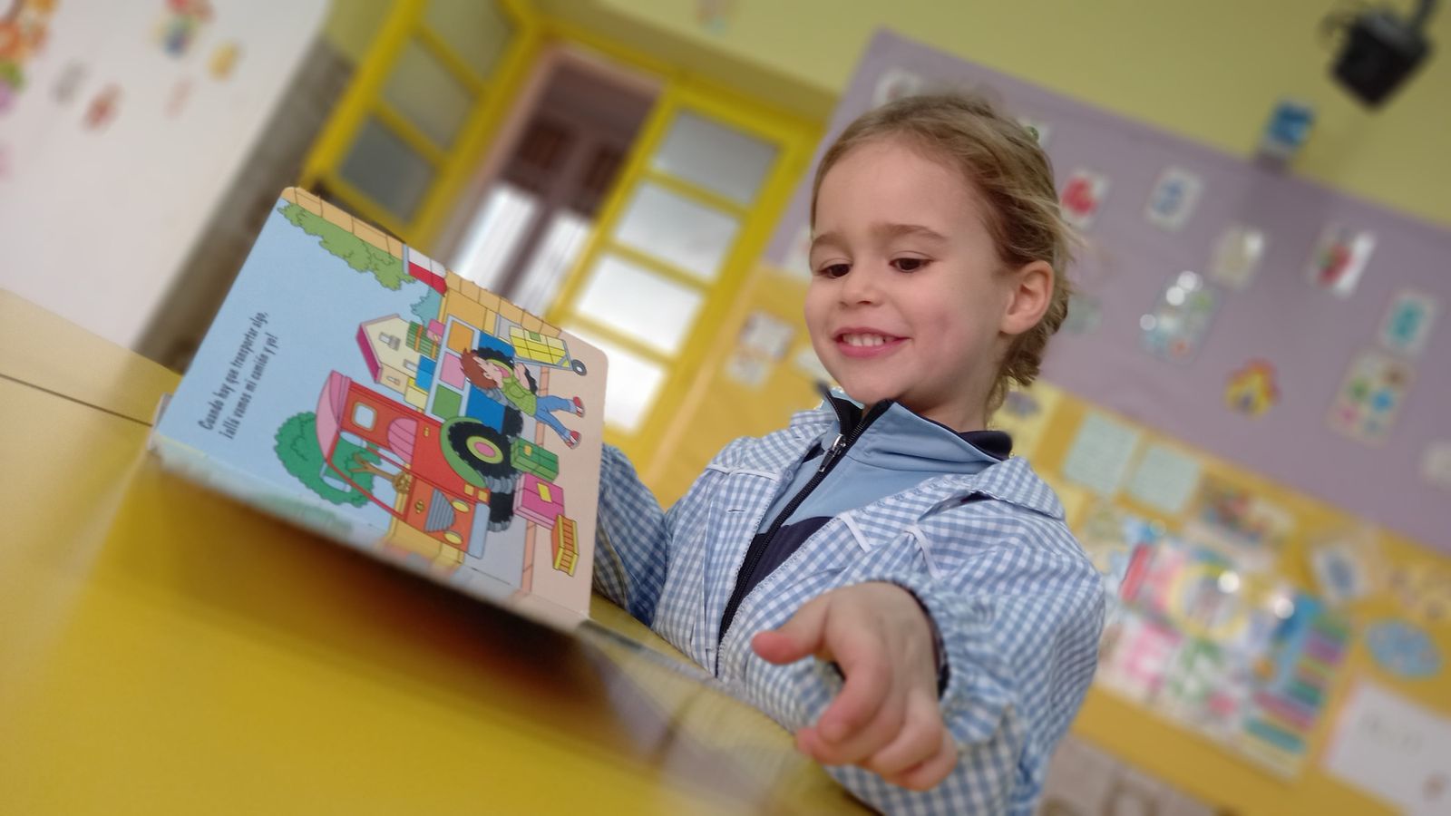 foto-infantil-nina-puertas-abiertas