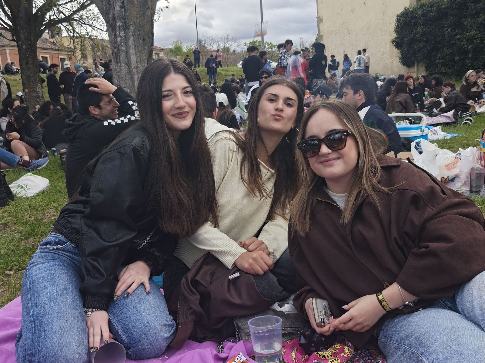 Un multitudinario Lunes de Aguas en Salamanca llena la ribera del Tormes