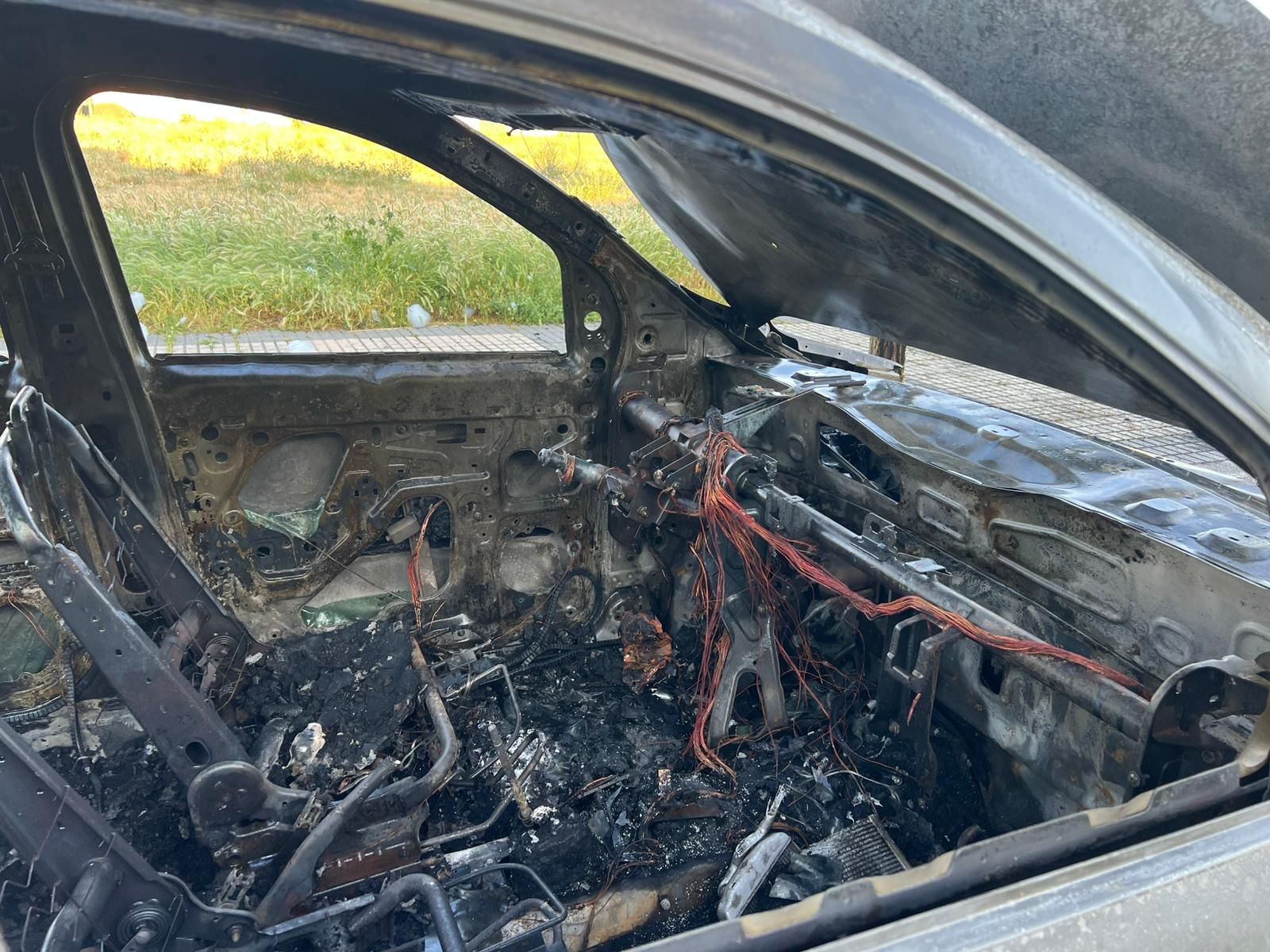 Un coche arde de madrugada en Puente Ladrillo y queda totalmente calcinado