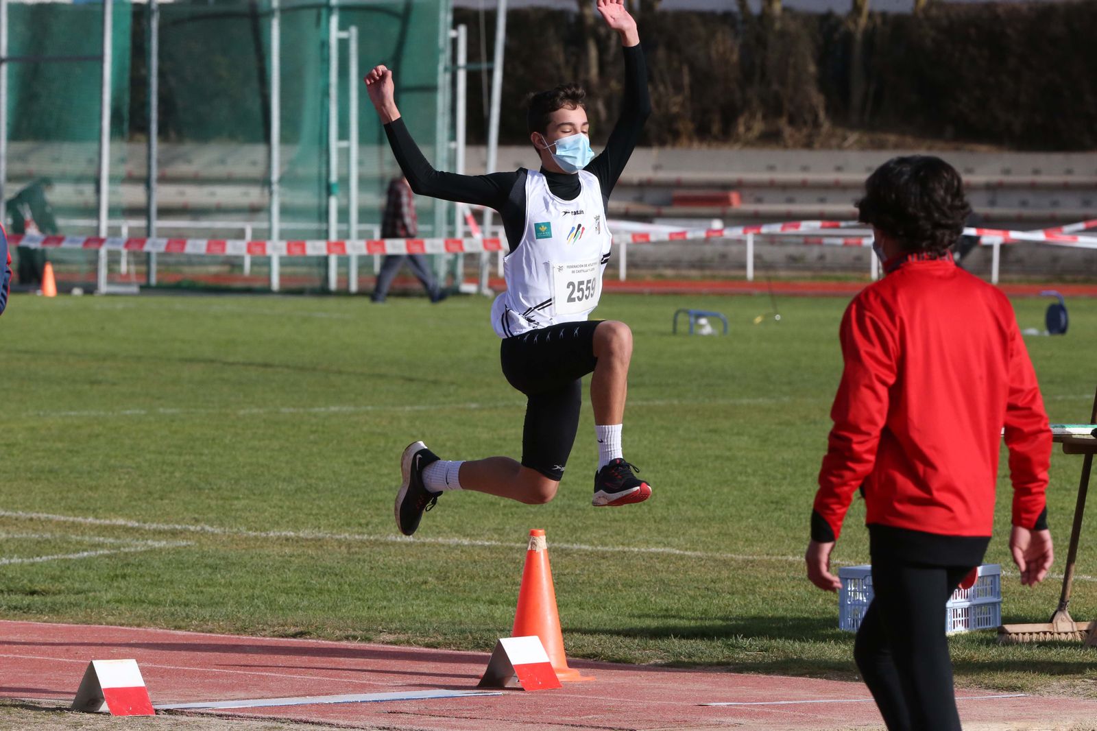Uno de los participantes realiza un salto de longitud.