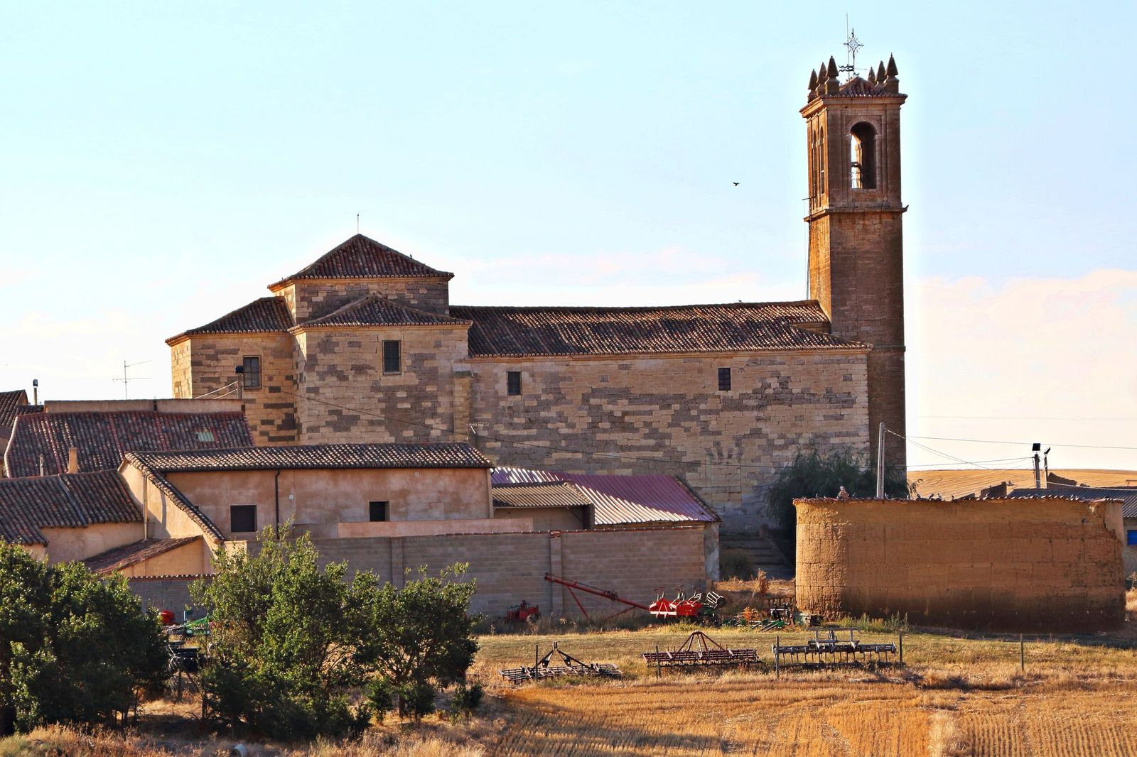 Iglesia de la Natividad con palomar en Villardondiego