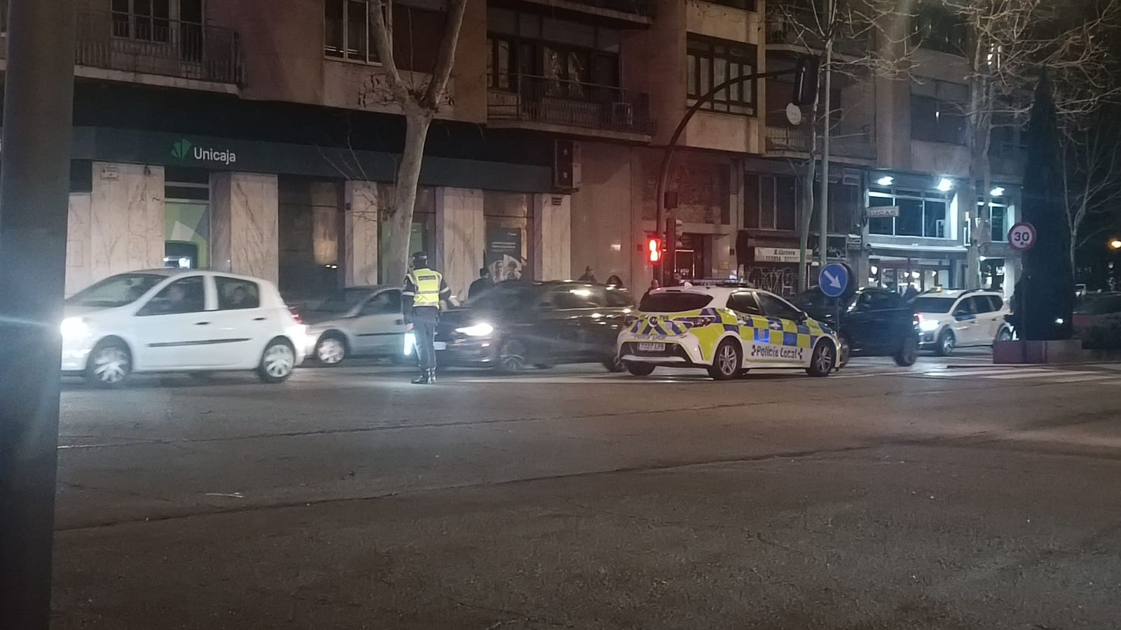 un-patinete-se-incendia-dentro-de-un-escaparate-en-el-paseo-de-carmelitas-14