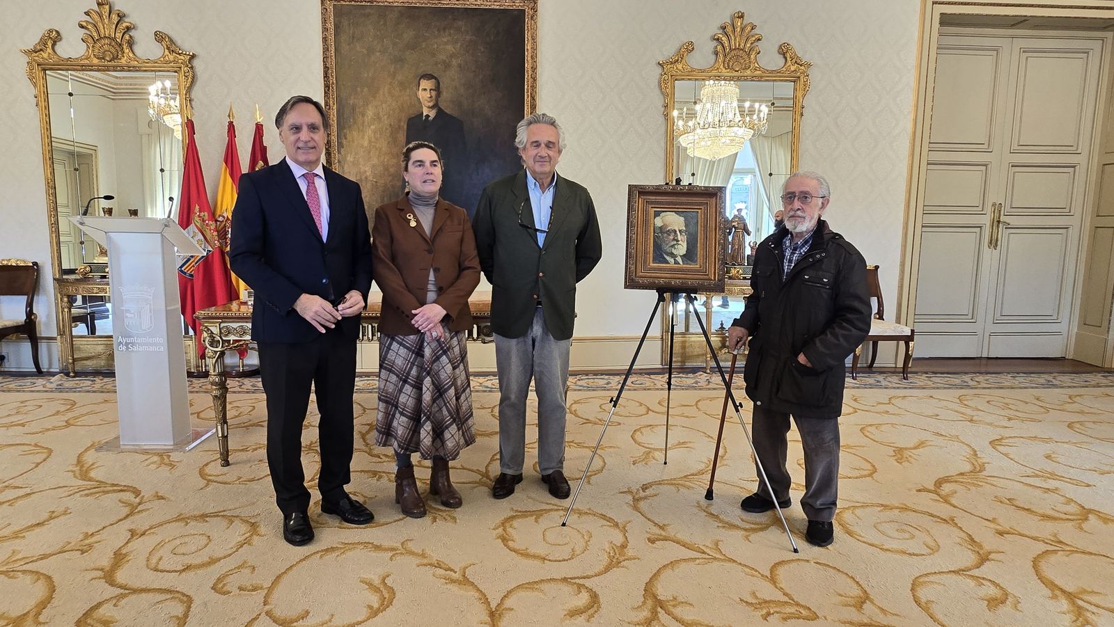El alcalde de Salamanca, Carlos García Carbayo, recibe la donación de un cuadro de Miguel de Unamuno, obra de Jerónimo Prieto