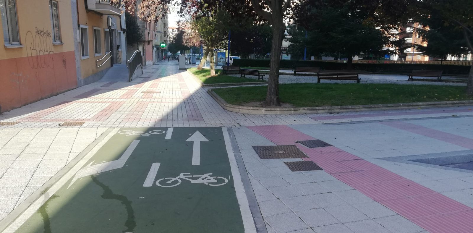 Salamanca. Fin carril bici de Alfonso de Castro en la Plaza de Madrid