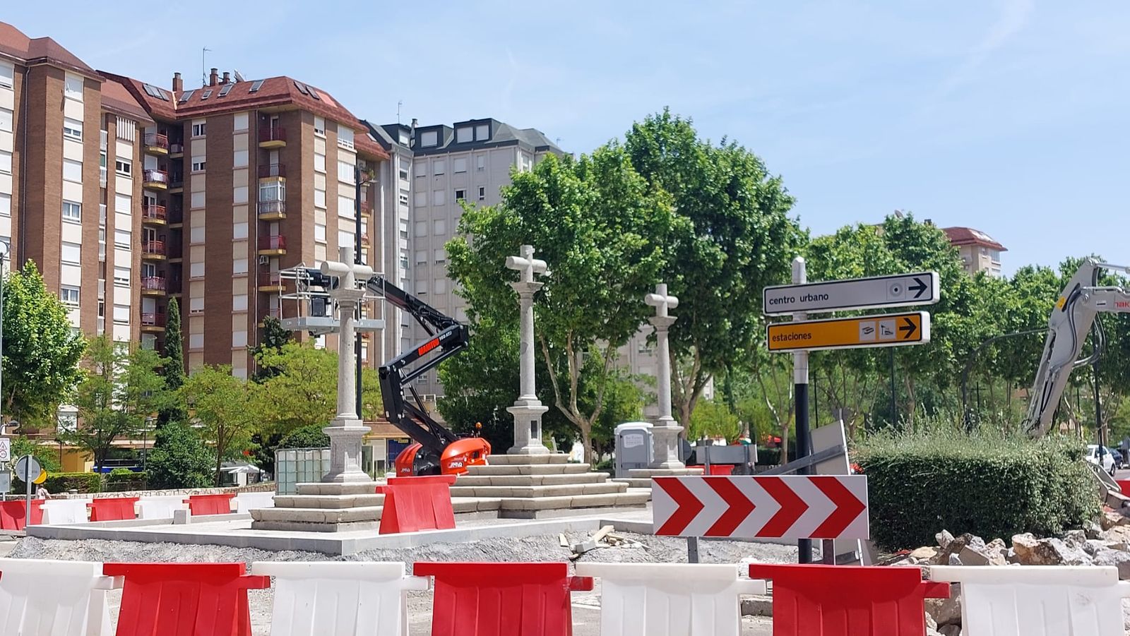 Las Tres Cruces ya presiden su nueva rotonda
