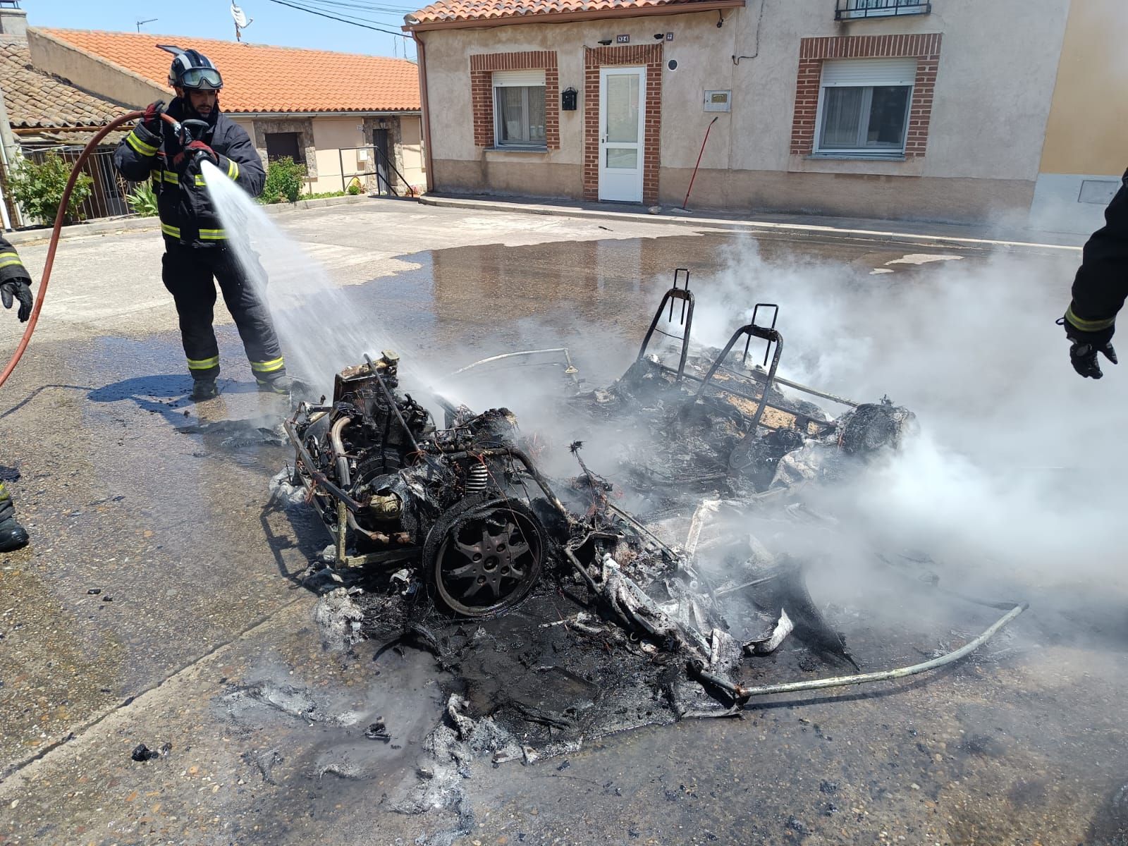 Arde un vehículo en el centro de Ledesma (1)