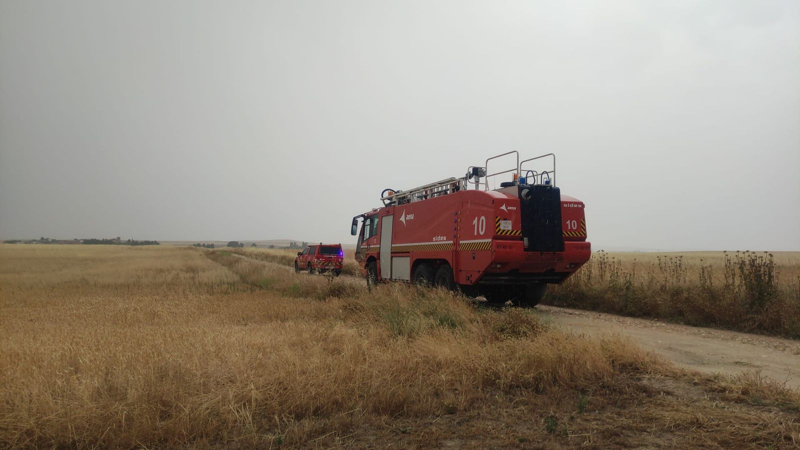 Bomberos de AENA en la zona del aterrizaje de emergencia de una avioneta cerca de Rágama Bomberos de AENA en la zona del aterrizaje de emergencia de una avioneta cerca de Rágama