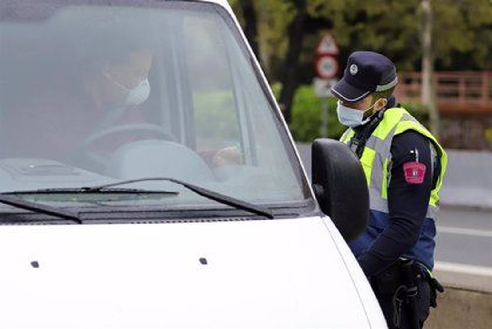 Agente poniendo una multa a un conductor | Fotografía EP