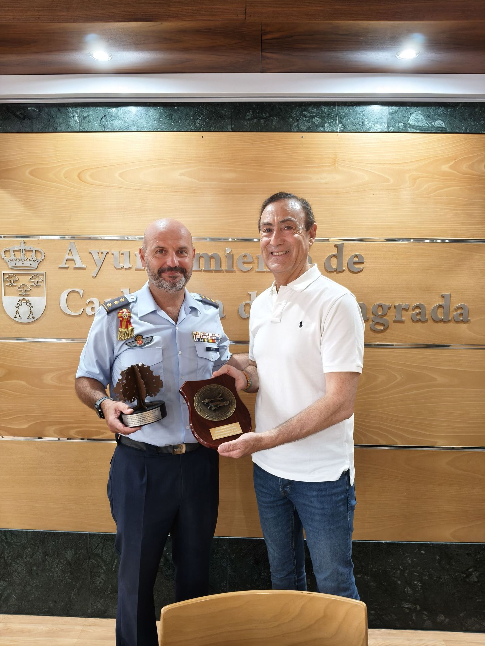 Reconomiento coronel jefe de la Base Aérea de Matacán, Francisco Javier Mendi Pompa