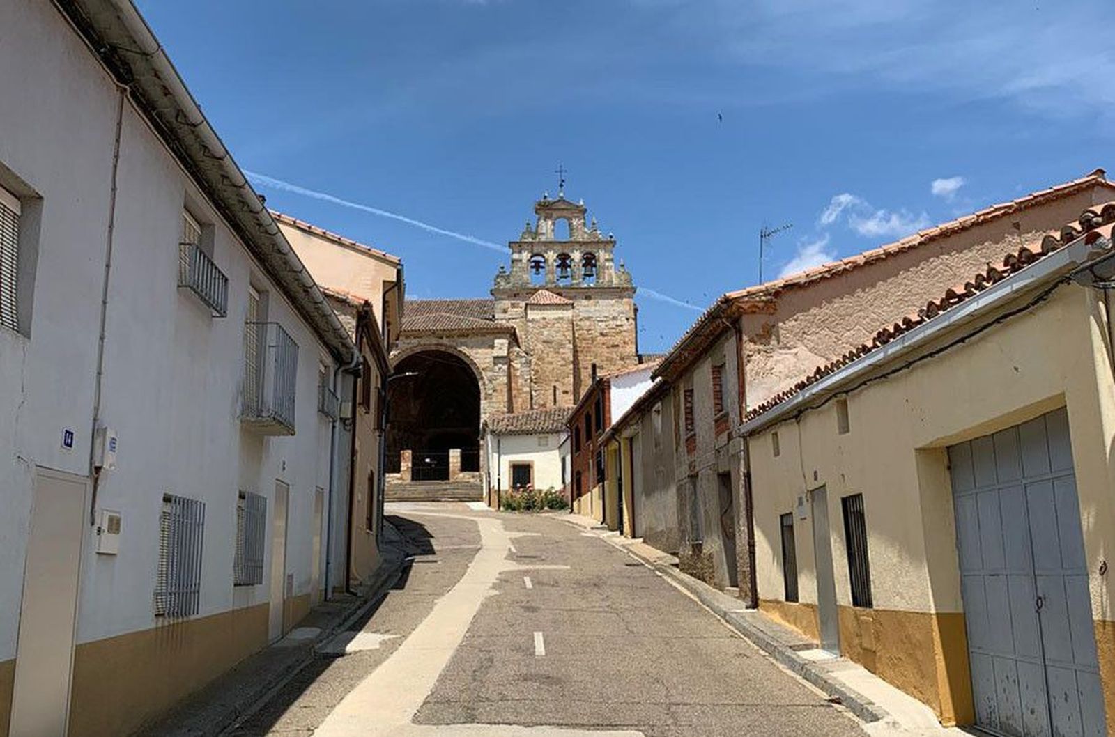 La iglesia de Santa María la Real en La Hiniesta La iglesia de Santa María la Real en La Hiniesta