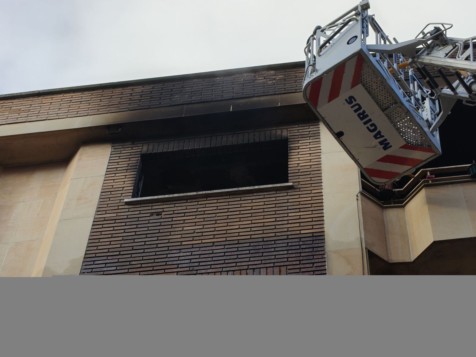 Los bomberos sofocan un incendio en una vivienda de la calle Vasco de Gama