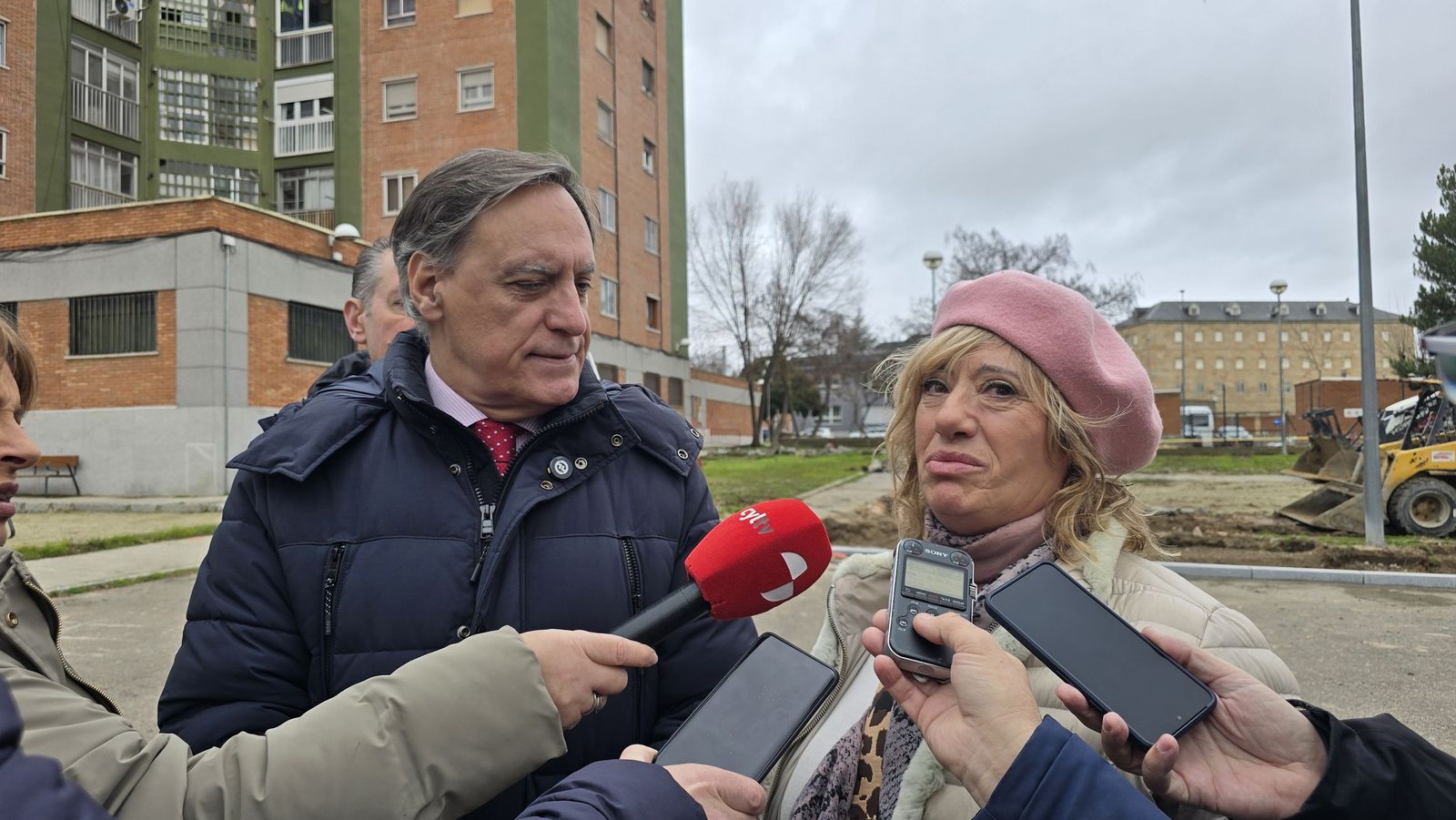 El alcalde de Salamanca, Carlos García Carbayo, visita las obras de la plaza de Santa Cecilia