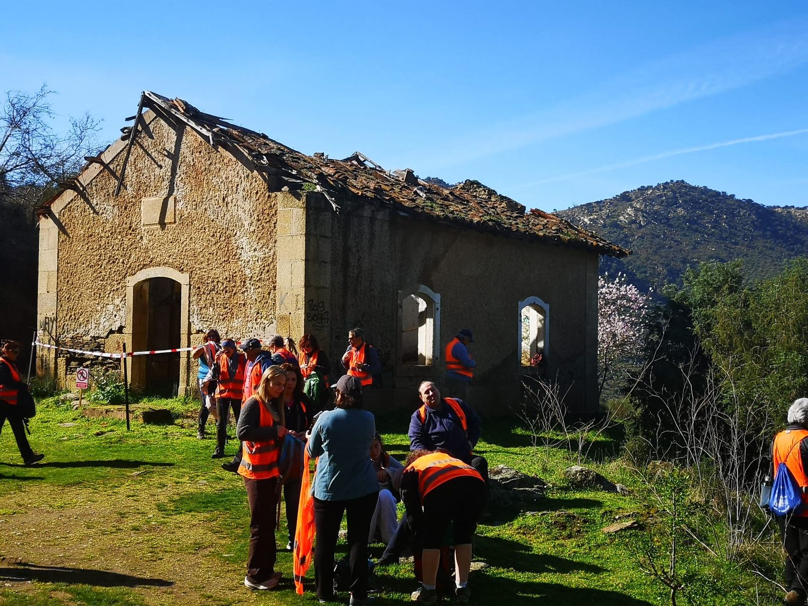 Más de un centenar de senderistas recorren La Fregeneda entre almendros en flor