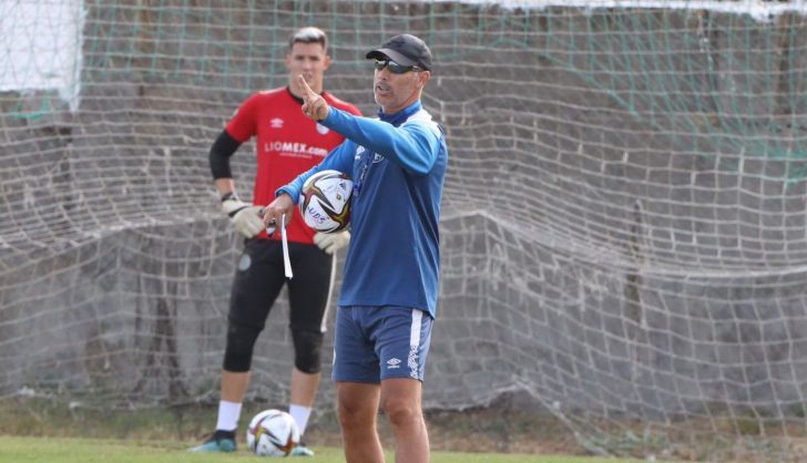 Antonio Calderón da instrucciones en un entrenamiento / FOTO SALAMANCA24HORAS.COM