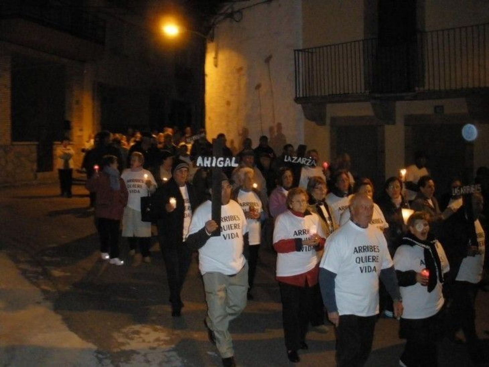 Más de 200 personas participan en el vía crucis de Villarino un mes depués de cerrar el servicio nocturno de urgencias