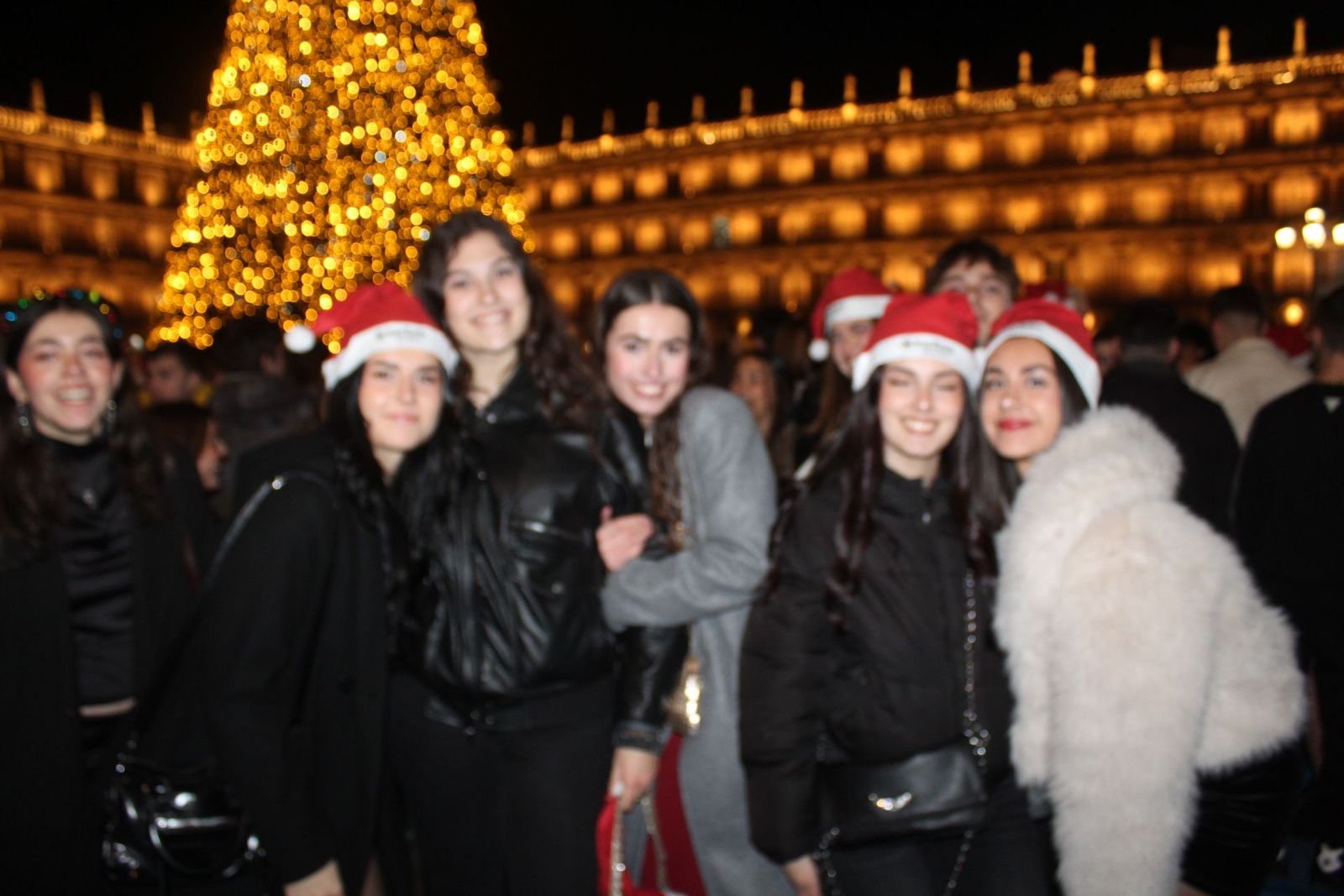 Centenares de personas disfrutan de las campanadas y la fiesta del Fin de Año Universitario