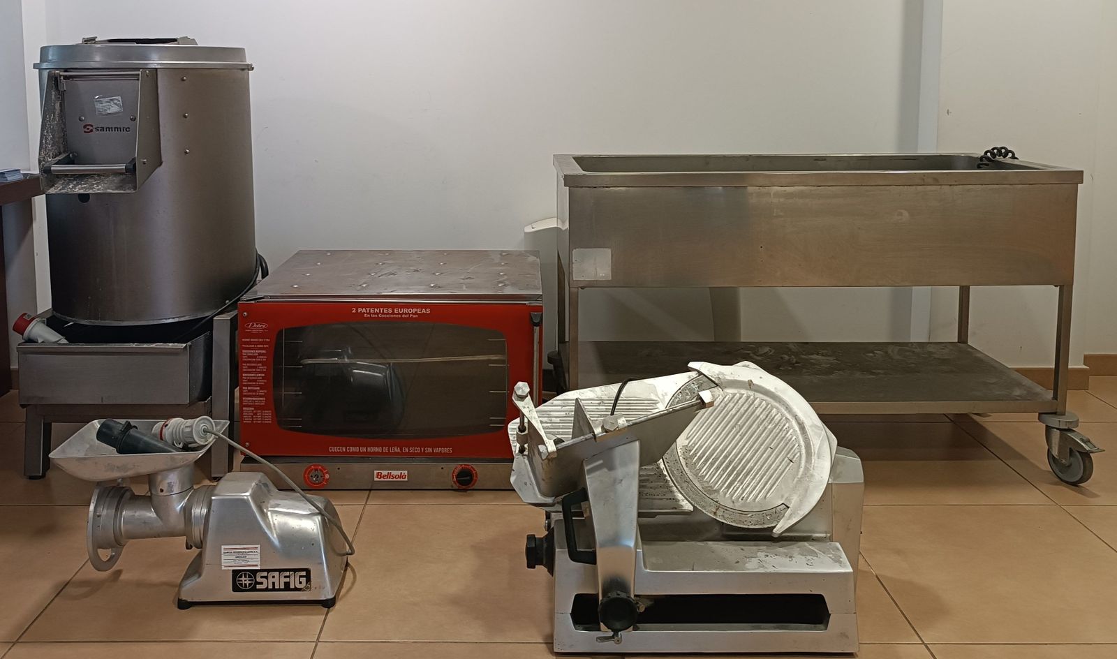 Elementos sustraídos en una nave de catering del Polígono de los Villares