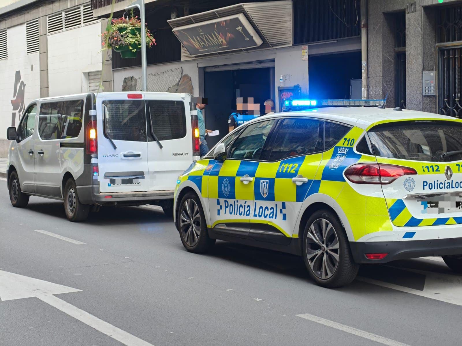 Presencia de la Policía Local en un establecimiento de Álvaro Gil