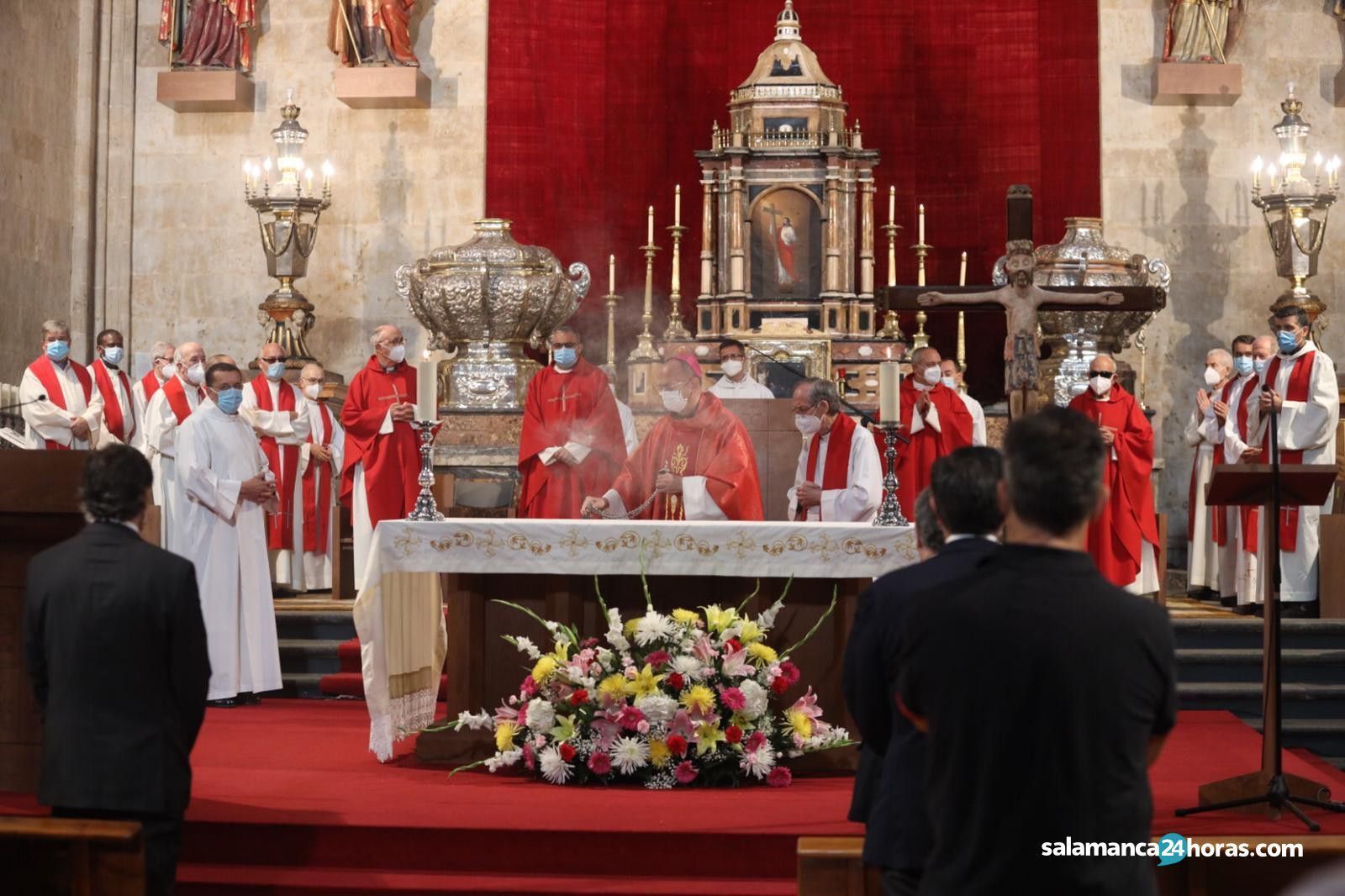 Celebración religiosa durante la pandemia en la Catedral de Salamanca