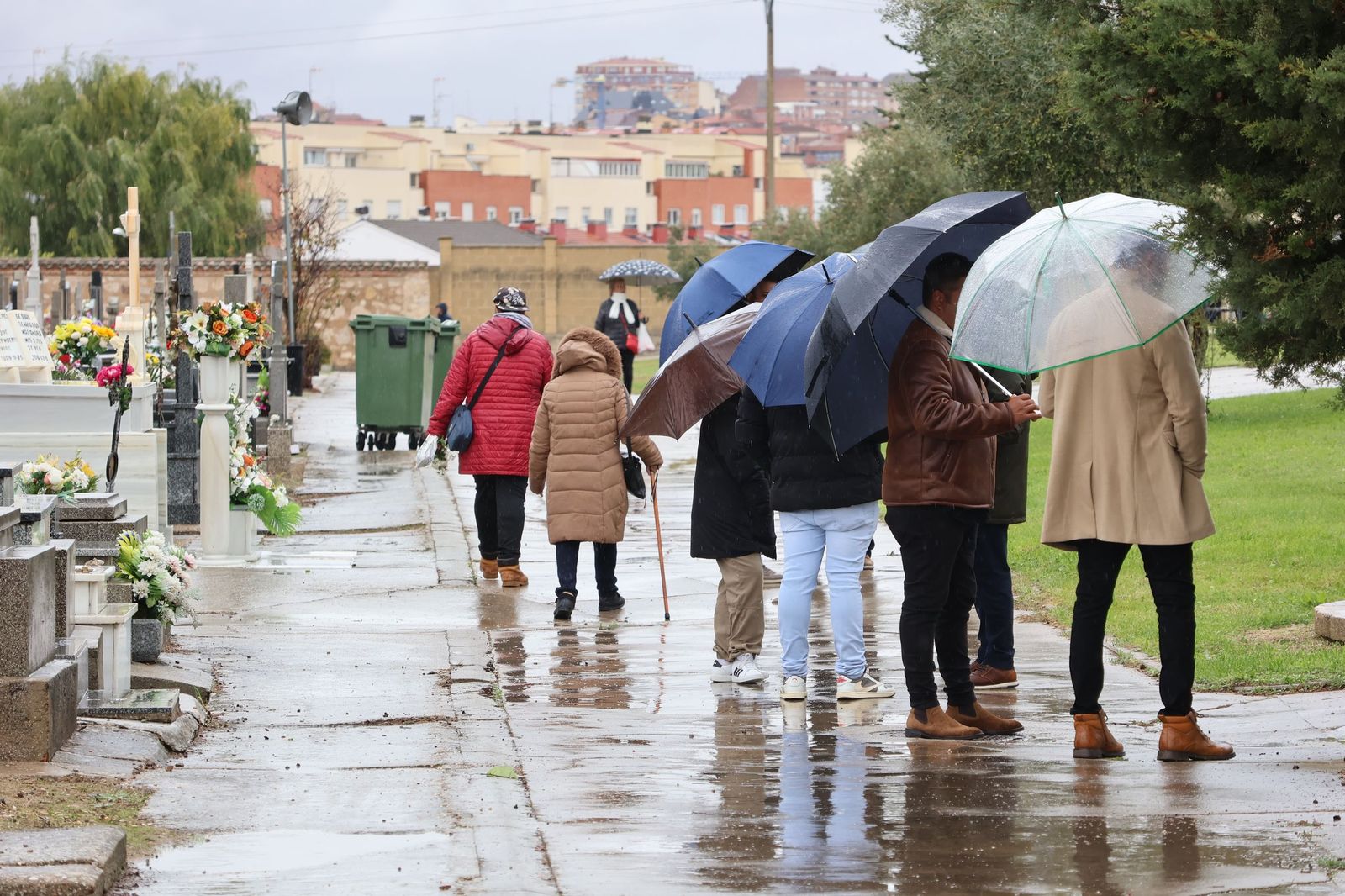 GALERÍA | La lluvia no detiene la tradición: los zamoranos acuden al cementerio para recordar a sus fallecidos