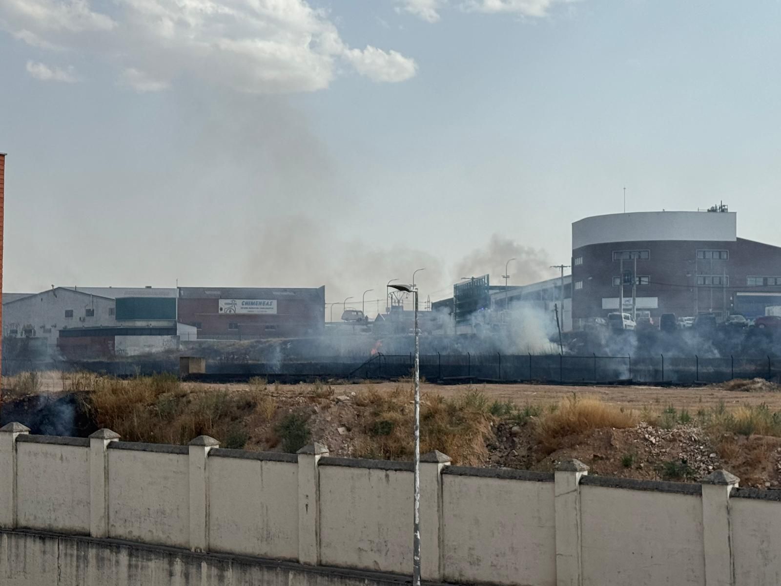 Los bomberos sofocan un gran incendio en el Polígono Industrial de Los Montalvos