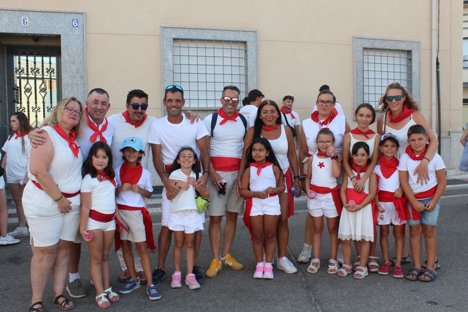 Castellanos de Moriscos. Paseo de peñas con la temática “Viva San Fermín”