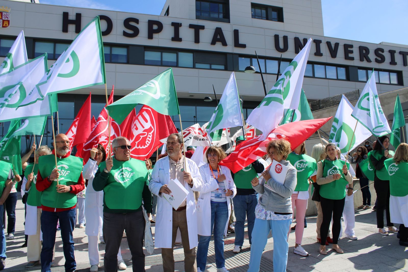Concentración de trabajadores sanitarios frente al Hospital de Salamanca