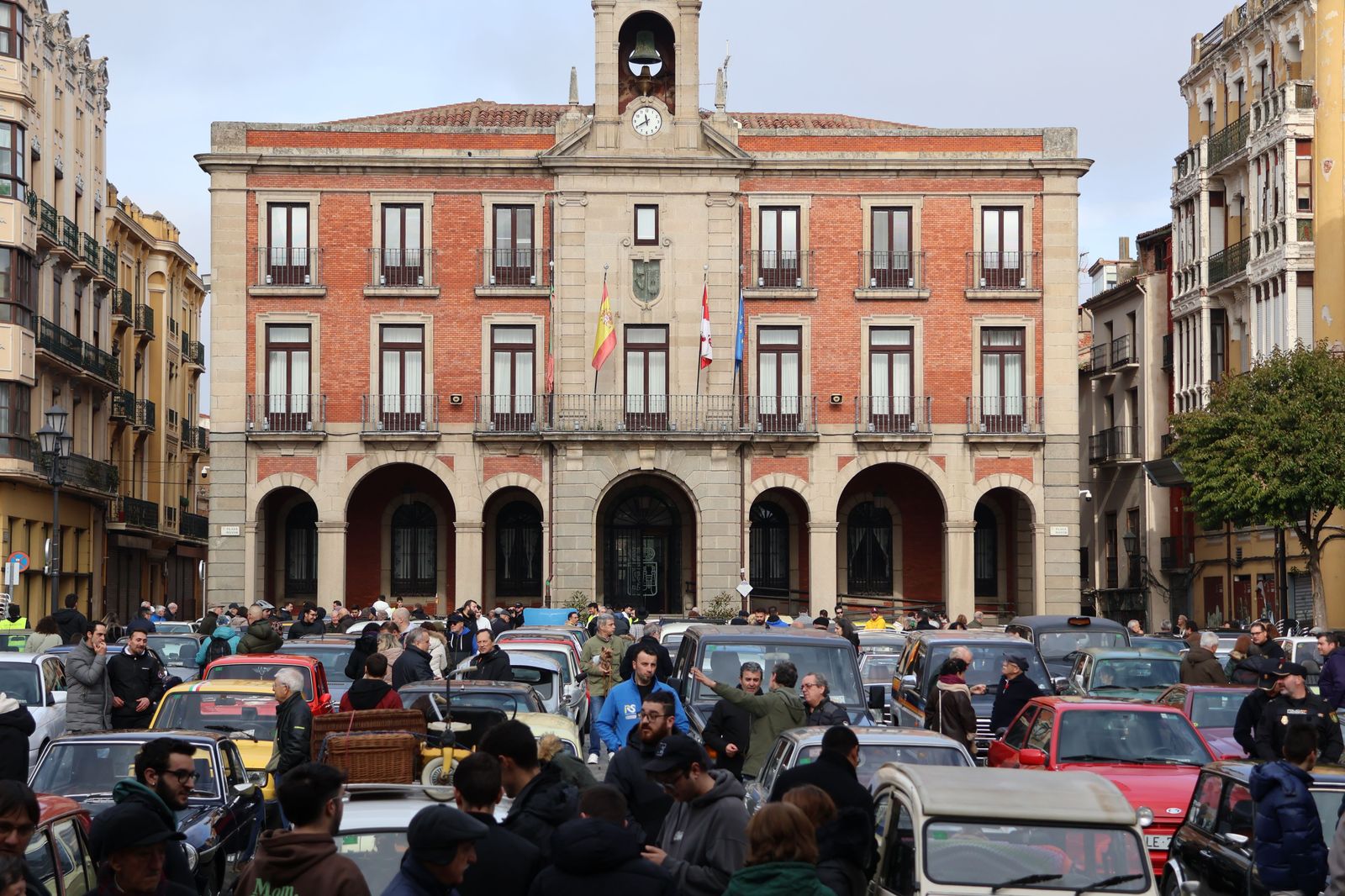 concentracion-de-coches-clasicos-en-la-plaza-mayor-12