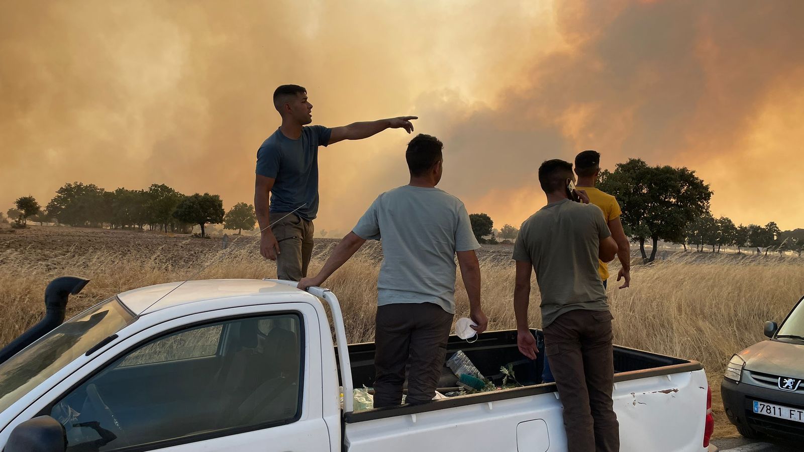Vecinos y voluntarios en la zona del incendio de Cipérez