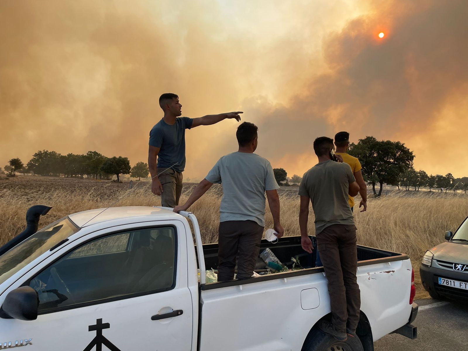 Vecinos y voluntarios en la zona del incendio de Cipérez