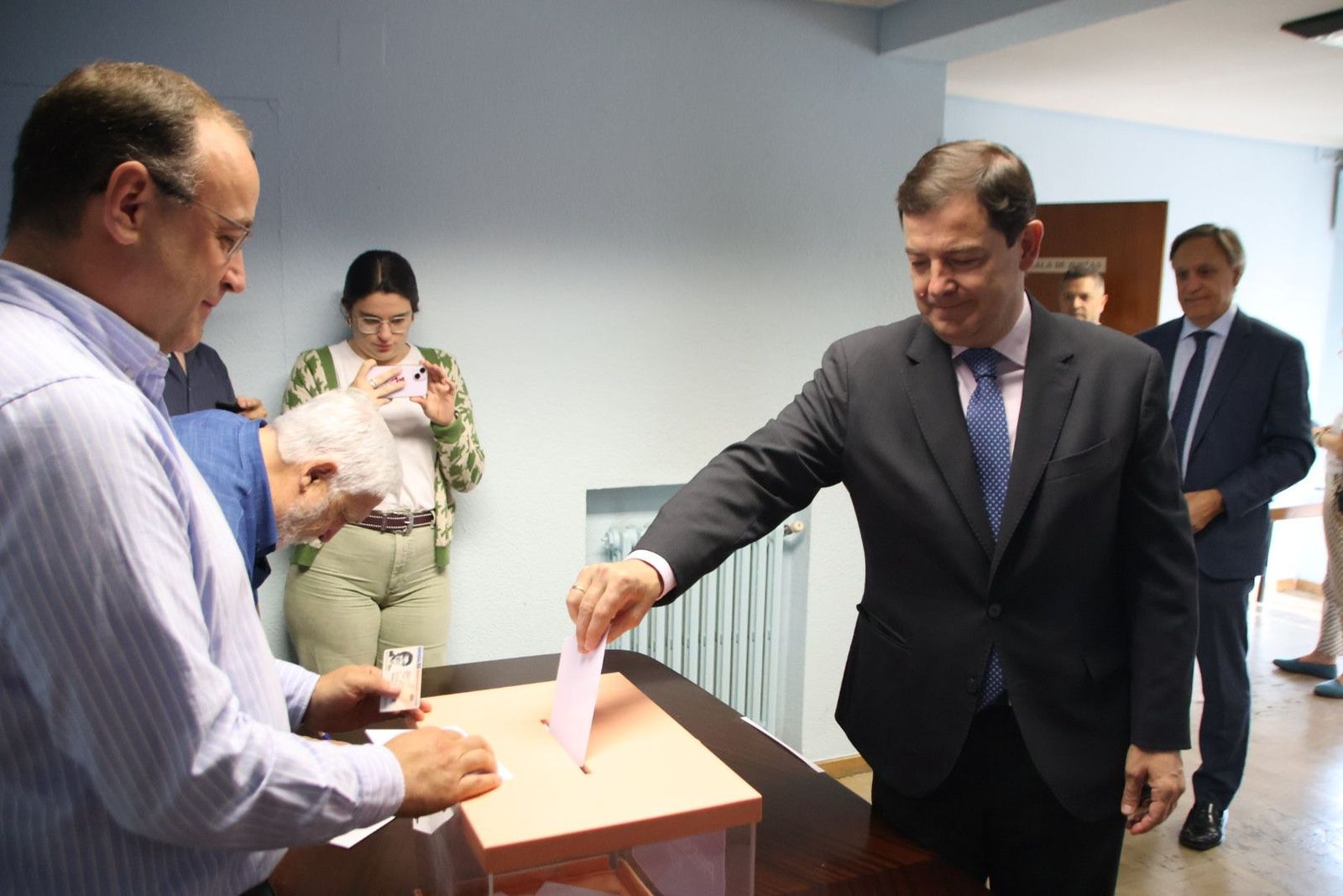 Los afiliados del PP podrán votar este lunes a Feijóo como presidente del partido en asambleas en toda España Los afiliados del PP podrán votar este lunes a Feijóo como presidente del partido en asambleas en toda España