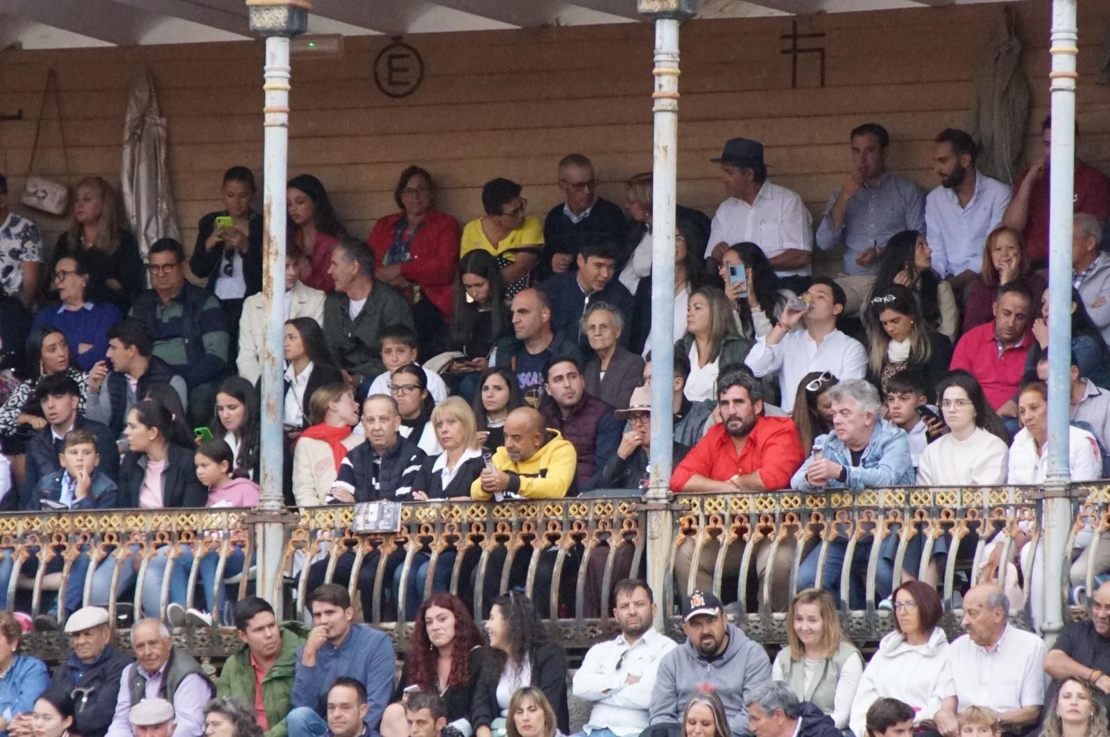 ambiente-en-el-patio-de-cuadrillas-de-la-glorieta-para-ver-a-sergio-galan-diego-ventura-y-guillermo-hermoso-de-mendoza-21-de-septiembre-de-2024-fotos-juanes-67