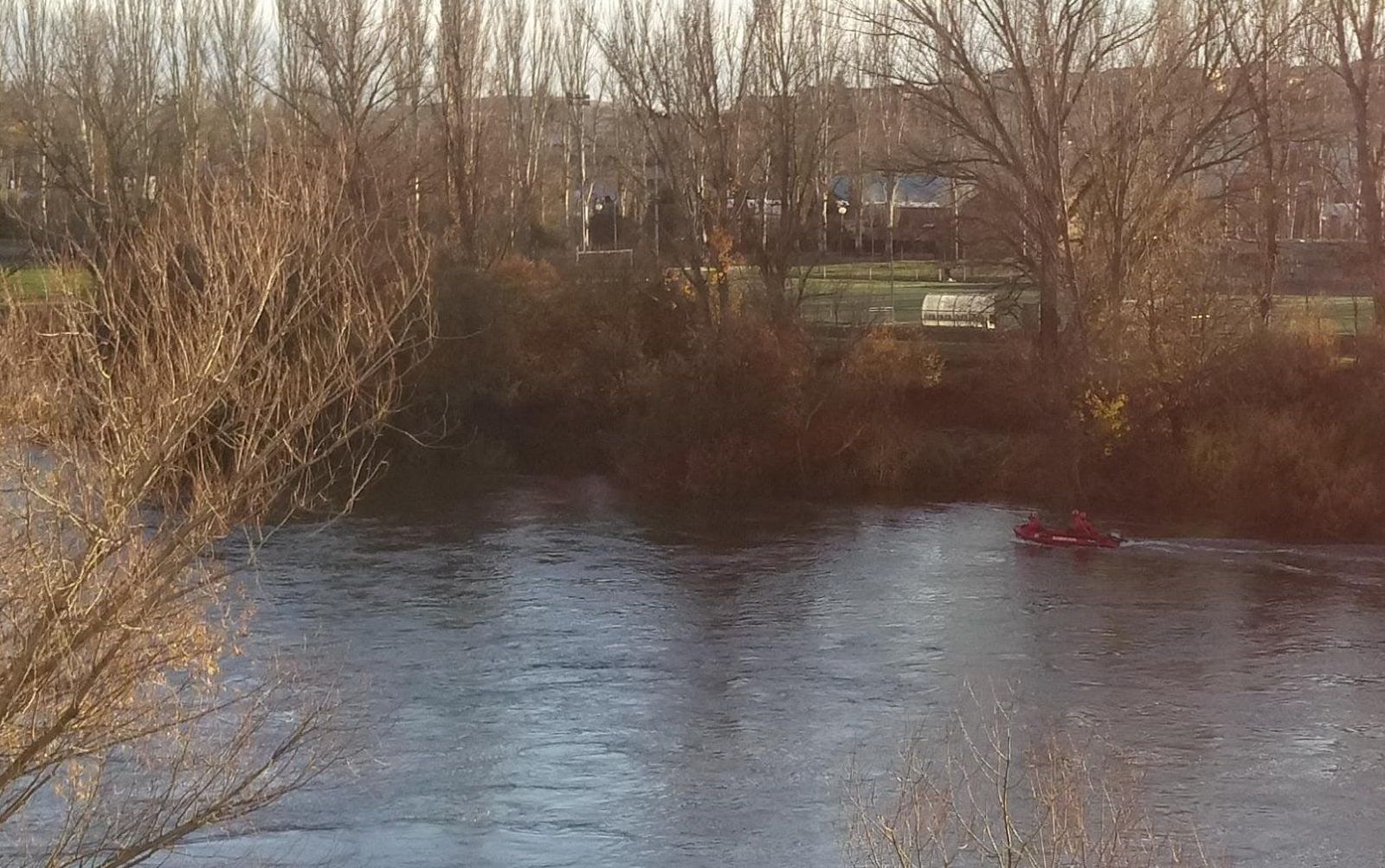 Bomberos con la zódiac por el río Tormes en busca del desaparecido ucraniano