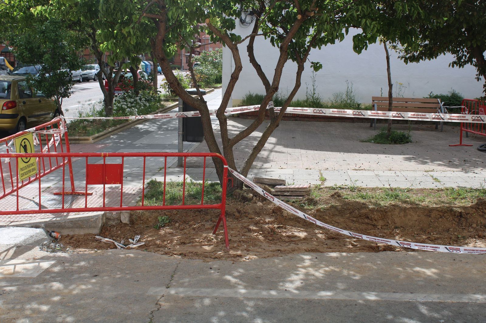 Carbayo visita las obras de la segunda fase de urbanización del barrio de La Vega