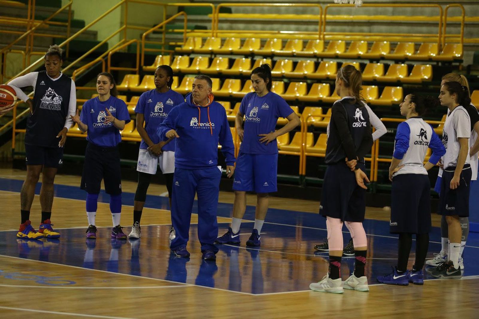 Varias jugadoras del Perfumerías Avenida comienzan a ejercitarse antes de la pretemporada