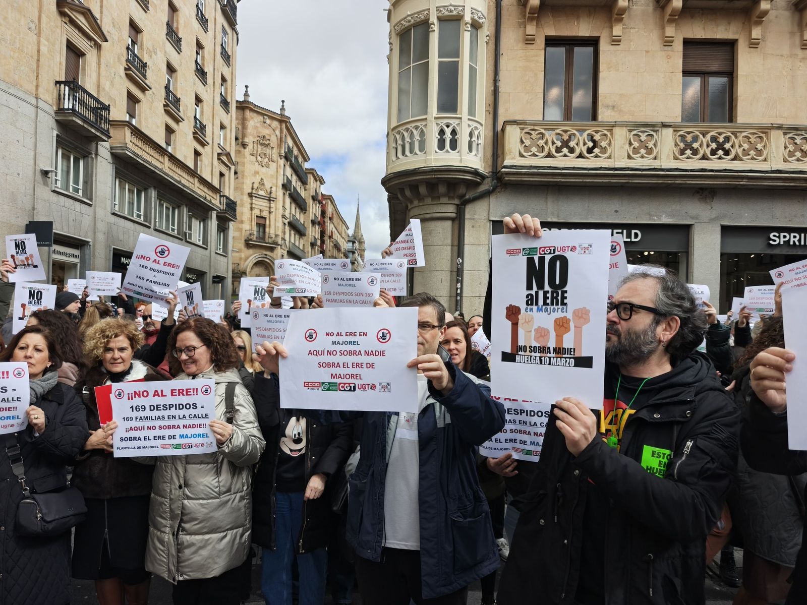 Posibles trabajadores afectados por el ERE de Majorel se manifiestan en Salamanca