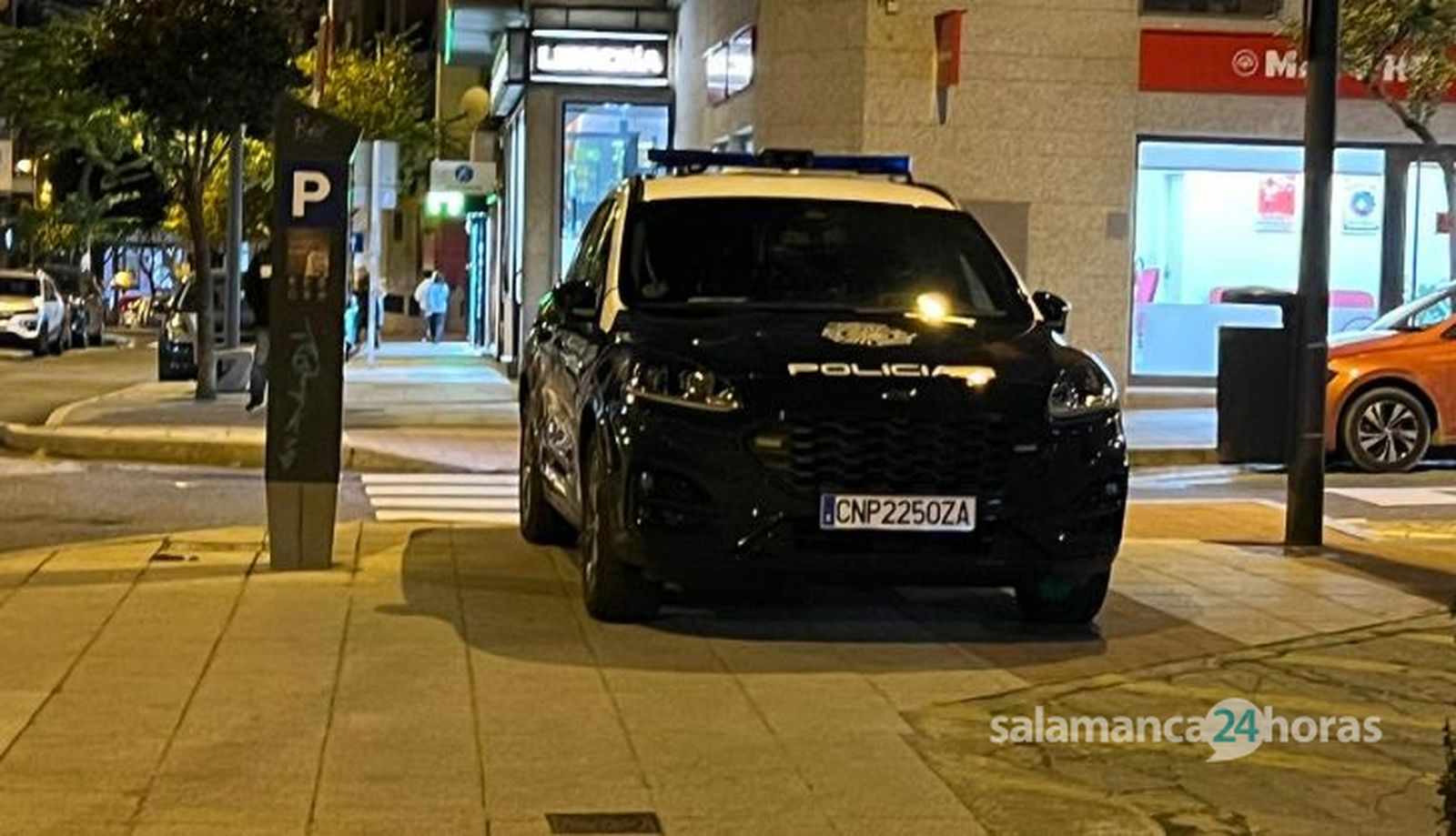 Coche patrulla de la Policía Nacional frente al Centro de Salud de San Juan. Foto S24H