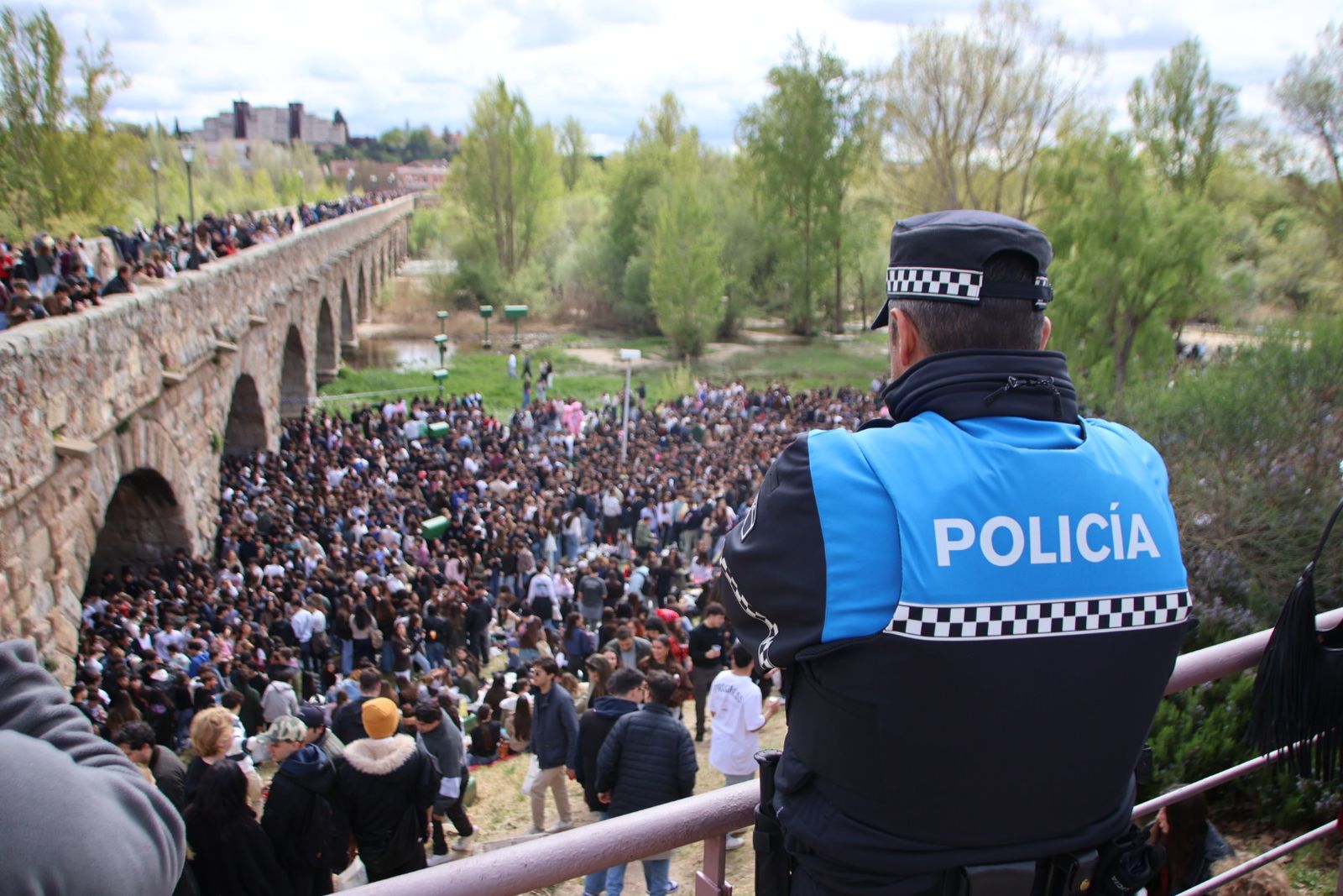 Un multitudinario Lunes de Aguas en Salamanca llena la ribera del Tormes