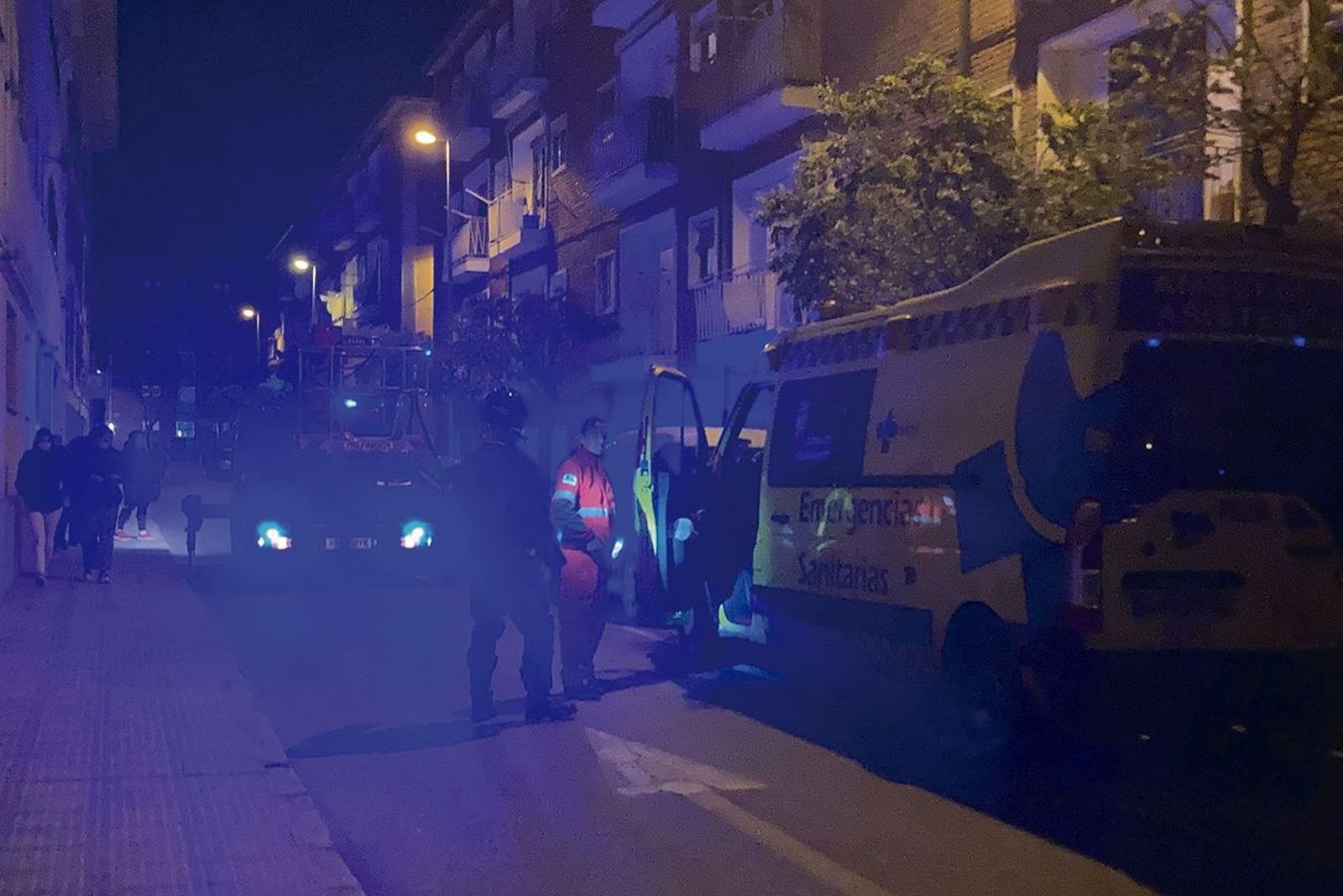 Efectivos de emergencias en la calle Arapiles en Peñaranda de Bracamonte