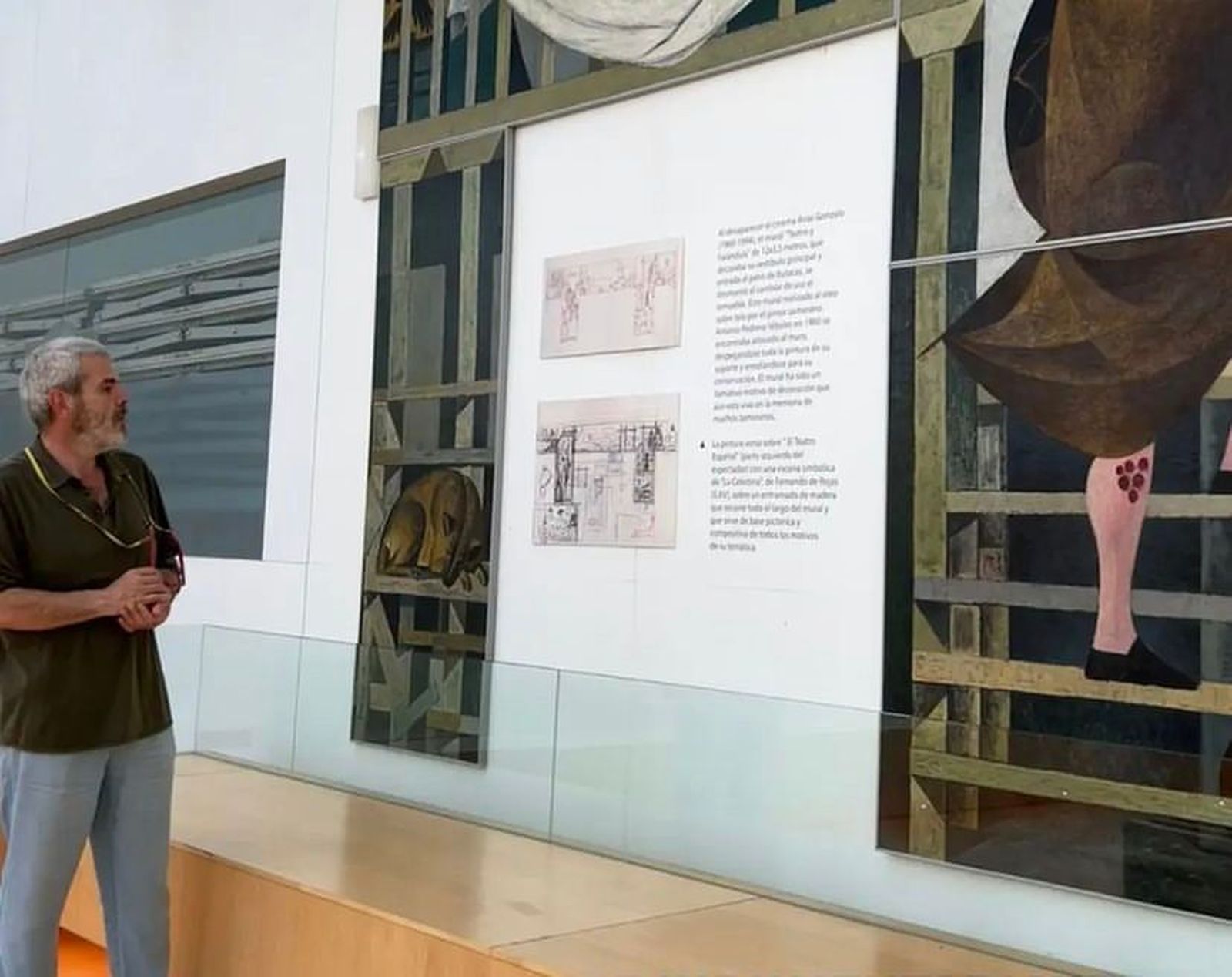 Caprile observa la exposición