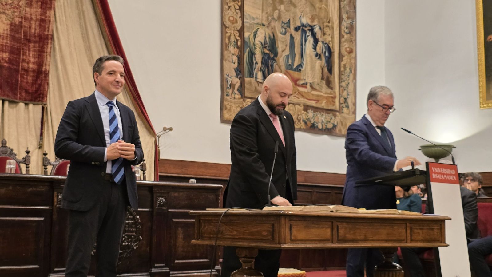 El rector de la Universidad de Salamanca preside el acto de toma de posesión de nuevos cargos académicos y del personal docente e investigador