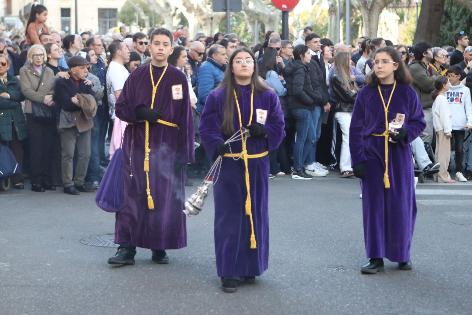 Jesús Rescatado procesiona en Salamanca con su nueva túnica y la atenta mirada de cientos de fieles
